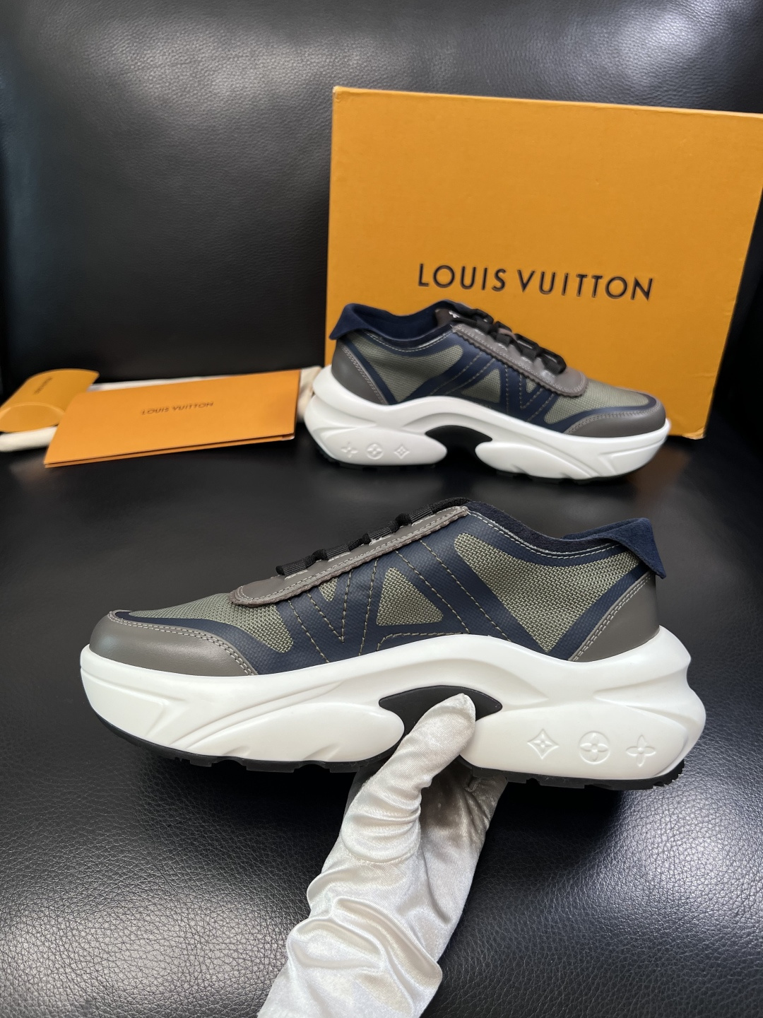 Lv  高品质  顶级工艺品  路易威登，运动板鞋专柜同步，鞋面意大利进口牛皮拼网面料，高品质拼接缤纷色