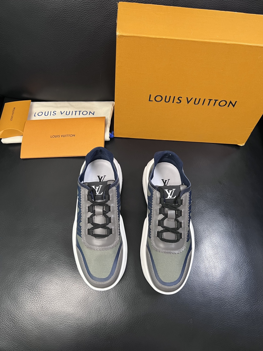 Lv  高品质  顶级工艺品  路易威登，运动板鞋专柜同步，鞋面意大利进口牛皮拼网面料，高品质拼接缤纷色