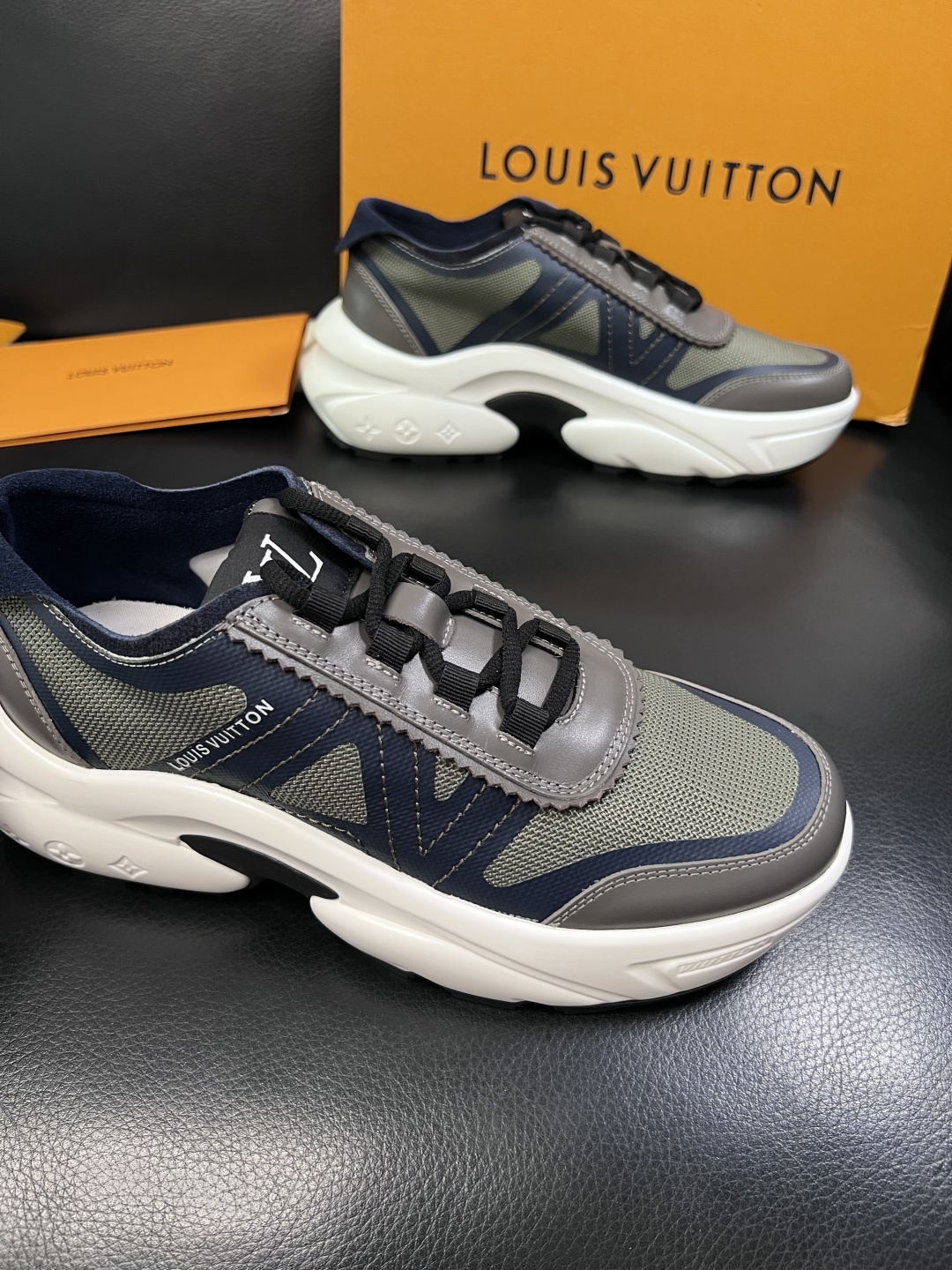 Lv  高品质  顶级工艺品  路易威登，运动板鞋专柜同步，鞋面意大利进口牛皮拼网面料，高品质拼接缤纷色