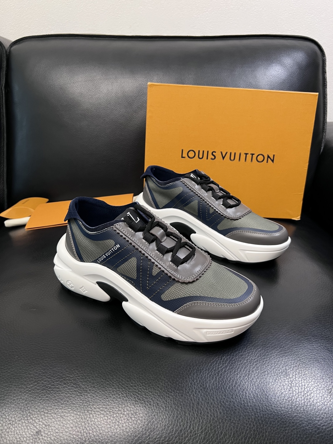Lv  高品质  顶级工艺品  路易威登，运动板鞋专柜同步，鞋面意大利进口牛皮拼网面料，高品质拼接缤纷色