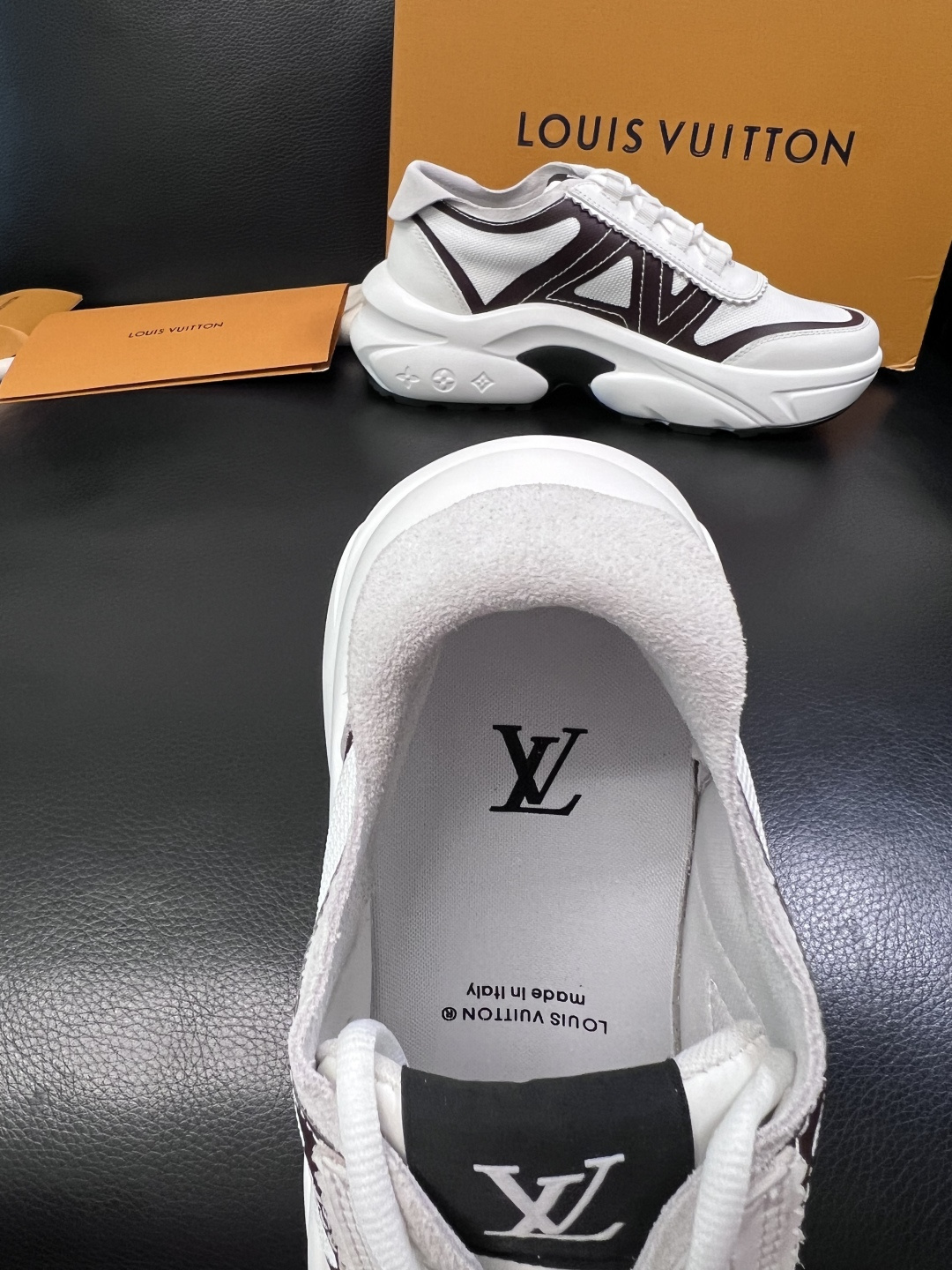 Lv  高品质  顶级工艺品  路易威登，运动板鞋专柜同步，鞋面意大利进口牛皮拼网面料，高品质拼接缤纷色