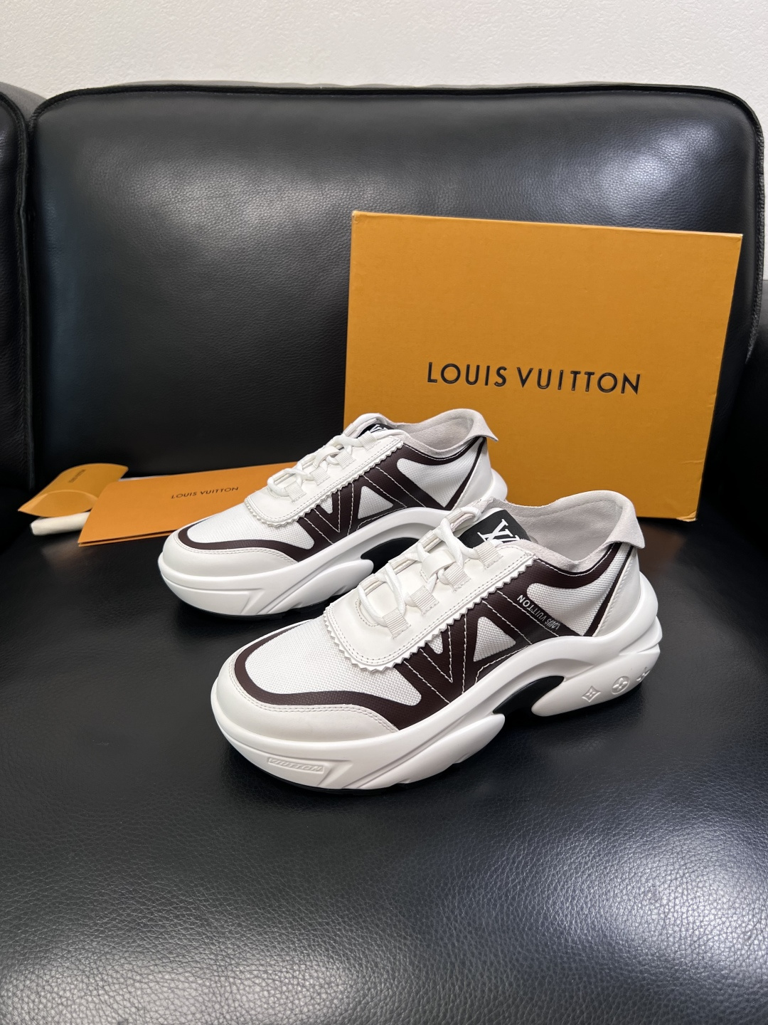 Lv  高品质  顶级工艺品  路易威登，运动板鞋专柜同步，鞋面意大利进口牛皮拼网面料，高品质拼接缤纷色