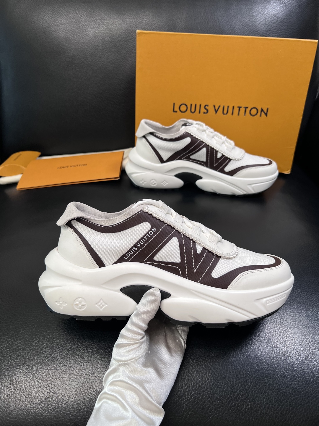 Lv  高品质  顶级工艺品  路易威登，运动板鞋专柜同步，鞋面意大利进口牛皮拼网面料，高品质拼接缤纷色