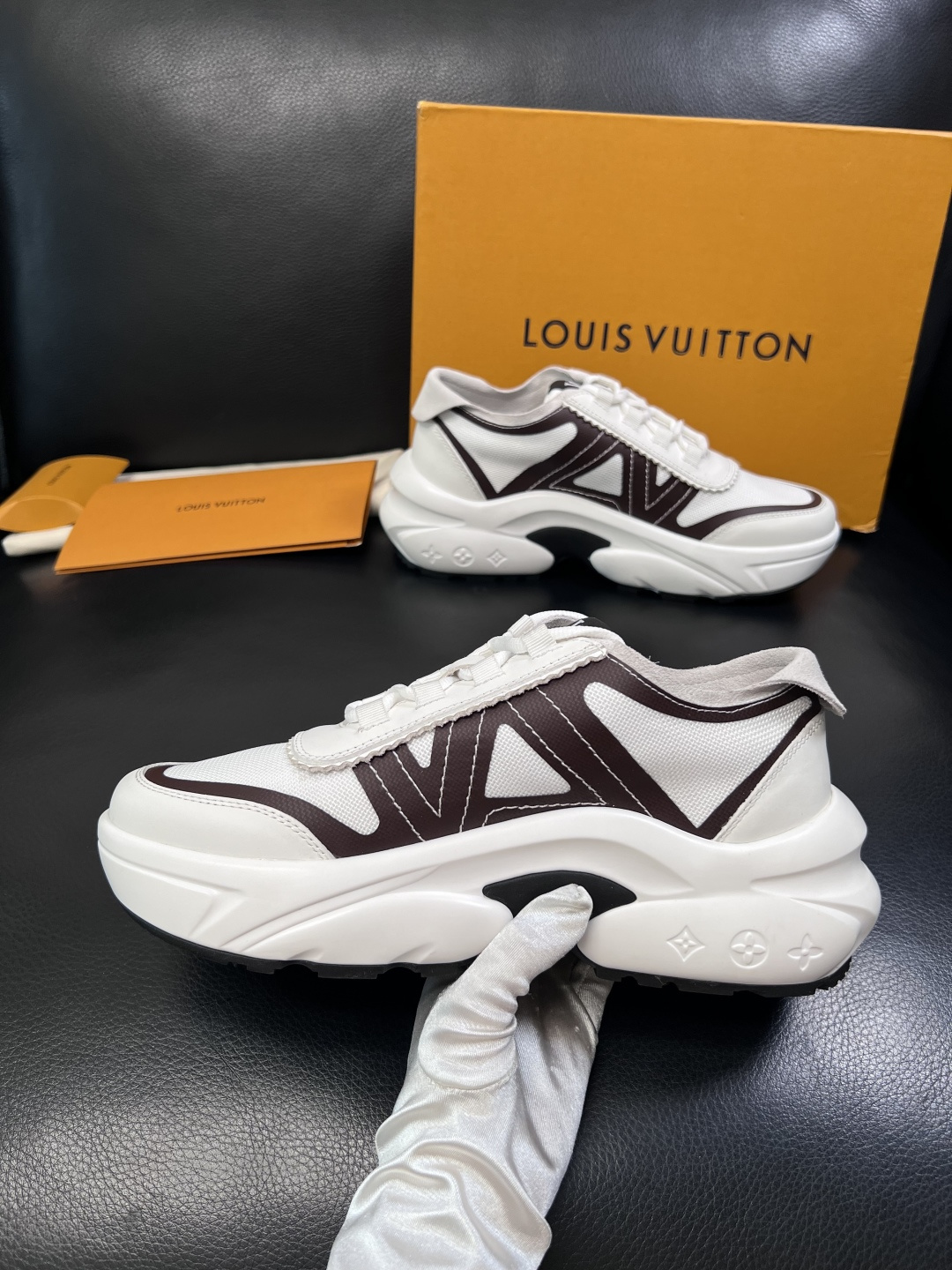 Lv  高品质  顶级工艺品  路易威登，运动板鞋专柜同步，鞋面意大利进口牛皮拼网面料，高品质拼接缤纷色