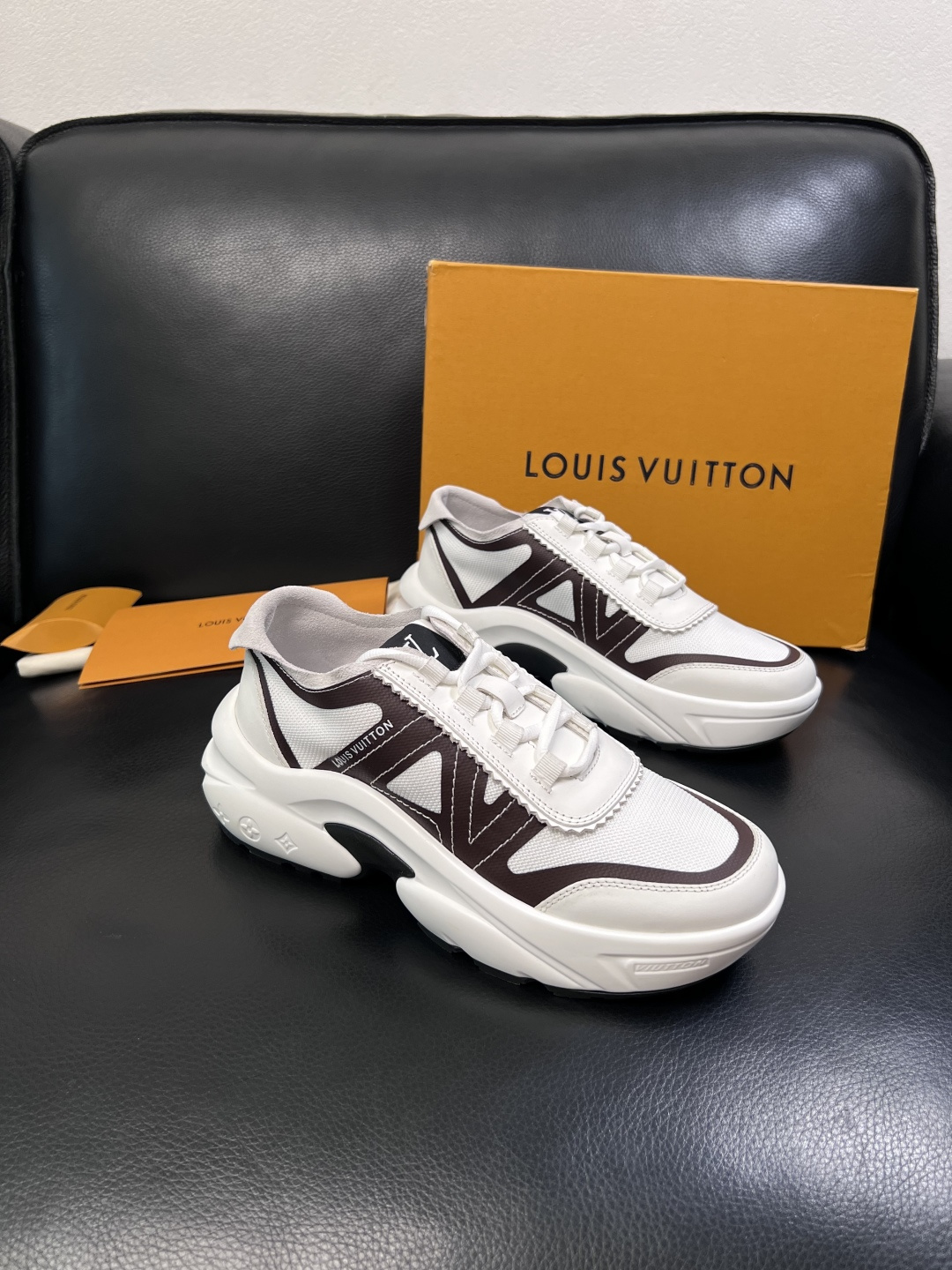 Lv  高品质  顶级工艺品  路易威登，运动板鞋专柜同步，鞋面意大利进口牛皮拼网面料，高品质拼接缤纷色