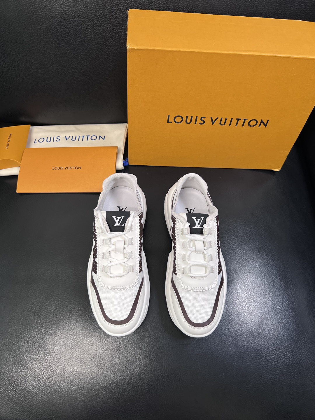 Lv  高品质  顶级工艺品  路易威登，运动板鞋专柜同步，鞋面意大利进口牛皮拼网面料，高品质拼接缤纷色