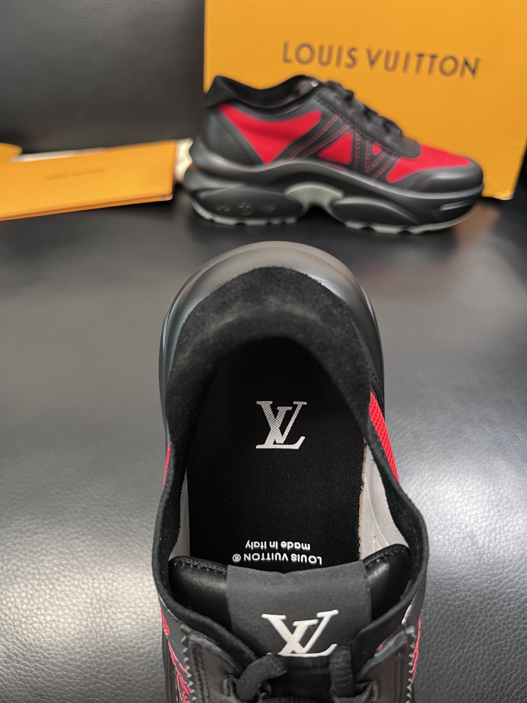 Lv  高品质  顶级工艺品  路易威登，运动板鞋专柜同步，鞋面意大利进口牛皮拼网面料，高品质拼接缤纷色