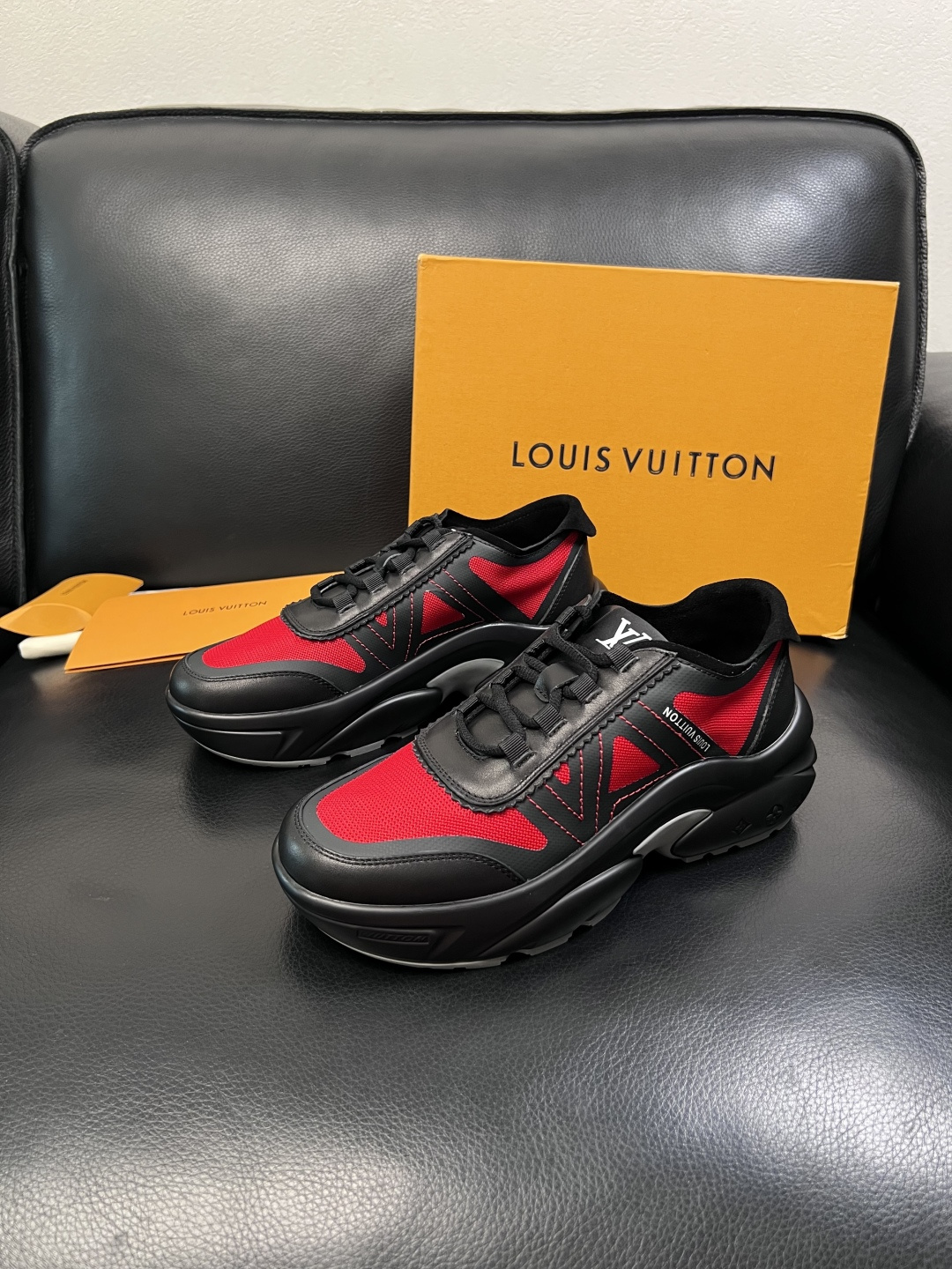 Lv  高品质  顶级工艺品  路易威登，运动板鞋专柜同步，鞋面意大利进口牛皮拼网面料，高品质拼接缤纷色