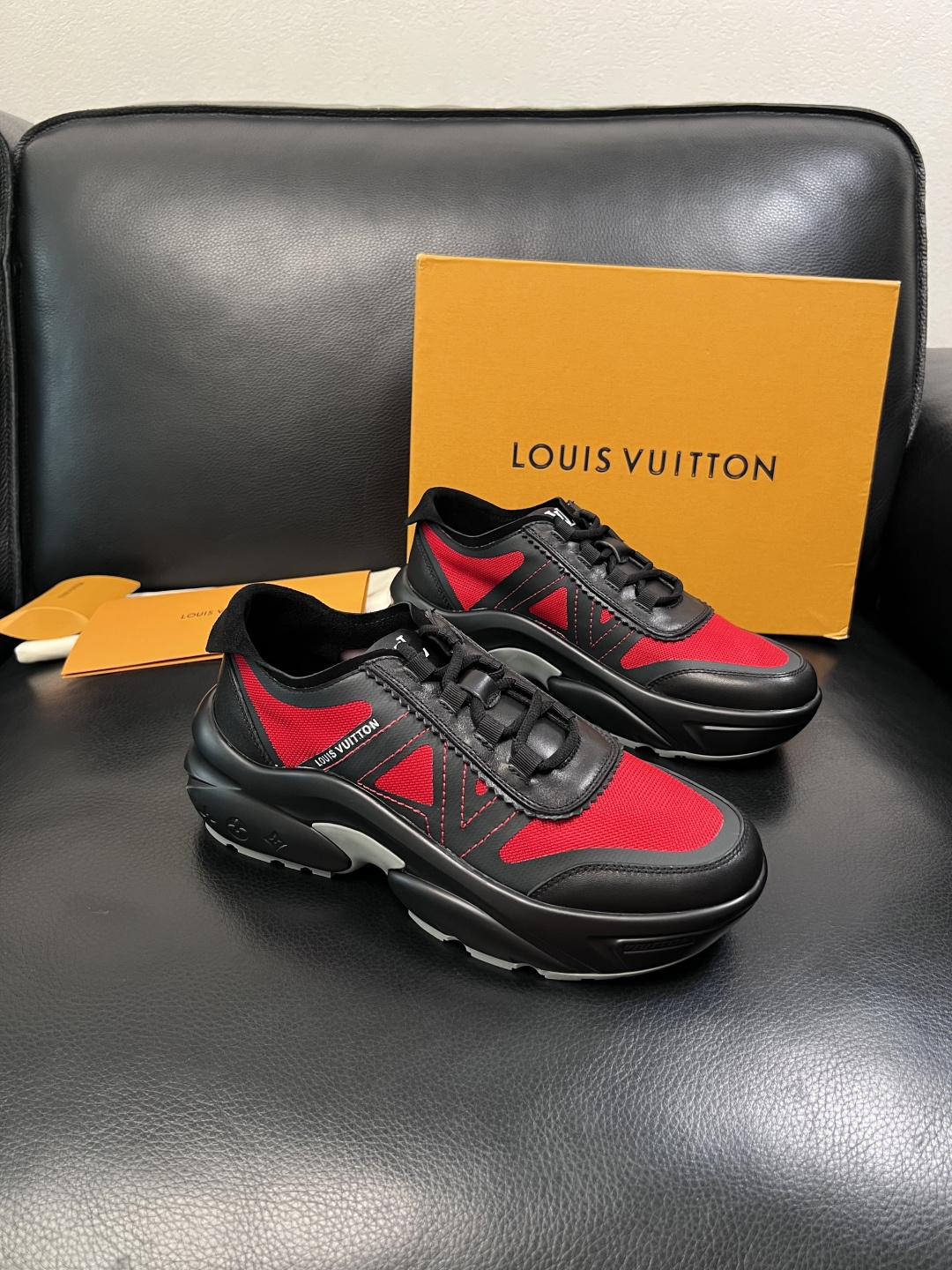 NO:850488,Lv high-quality top crafts Louis Vuitton, sports sneakers counter synchronization, uppers made of Italian imported cowhide mesh fabric, high-quality splicing colorful complex crafts, imported cowhide lining soft and comfortable, original soles specially provided by the original factory, TPU exclusive movable molded soles super comfortable, original factory follow-up goods, code number 39-44 (customized 45),, louis vuitton, louis vuitton, cowhide19860909Lv 高品质 顶级工艺品 路易威登,运动板鞋专柜同步,鞋面意大利进口牛皮拼网面料,高品质拼接缤纷色彩复杂工艺品,进口牛皮里垫柔软舒适,鞋底原厂特供原版底,TPU独家活动成型底超级舒适,原厂跟单货,码数 39-44（订做 45）,,louis vuitton,louis vuitton,cowhide,Men's shoes