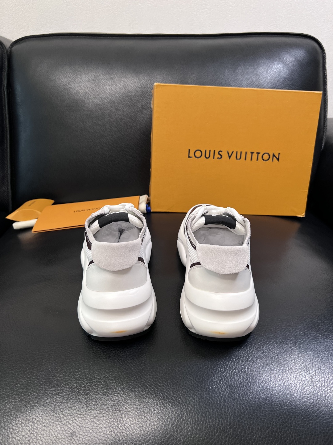 Lv  高品质  顶级工艺品  路易威登，运动板鞋专柜同步，鞋面意大利进口牛皮拼网面料，高品质拼接缤纷色