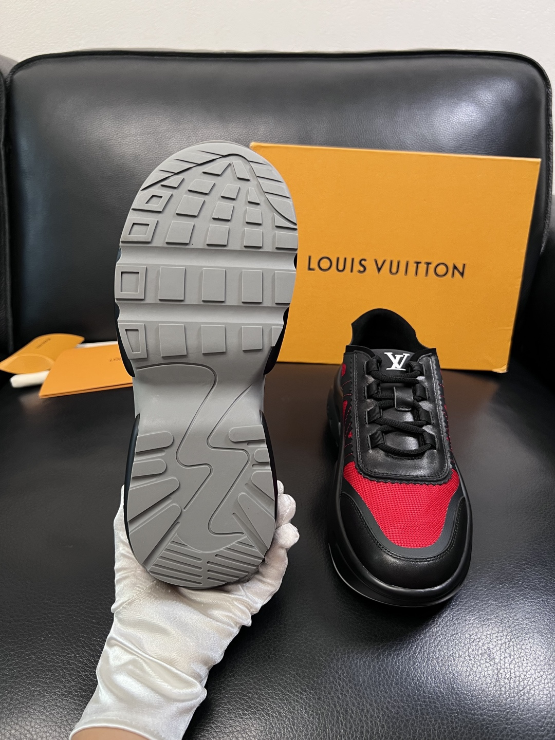 Lv  高品质  顶级工艺品  路易威登，运动板鞋专柜同步，鞋面意大利进口牛皮拼网面料，高品质拼接缤纷色