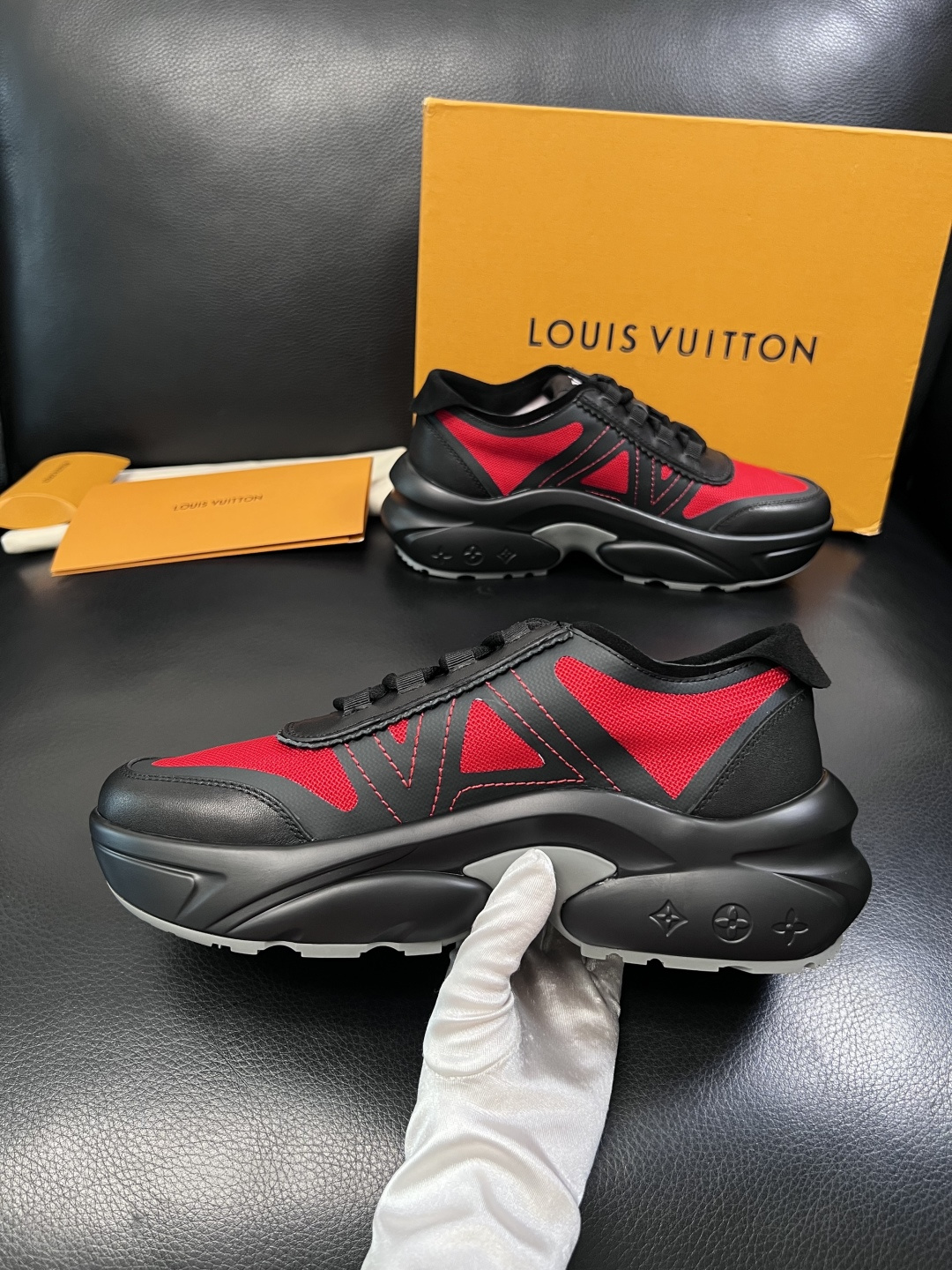 Lv  高品质  顶级工艺品  路易威登，运动板鞋专柜同步，鞋面意大利进口牛皮拼网面料，高品质拼接缤纷色