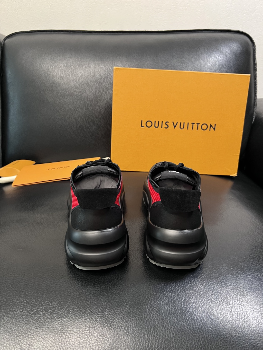 Lv  高品质  顶级工艺品  路易威登，运动板鞋专柜同步，鞋面意大利进口牛皮拼网面料，高品质拼接缤纷色