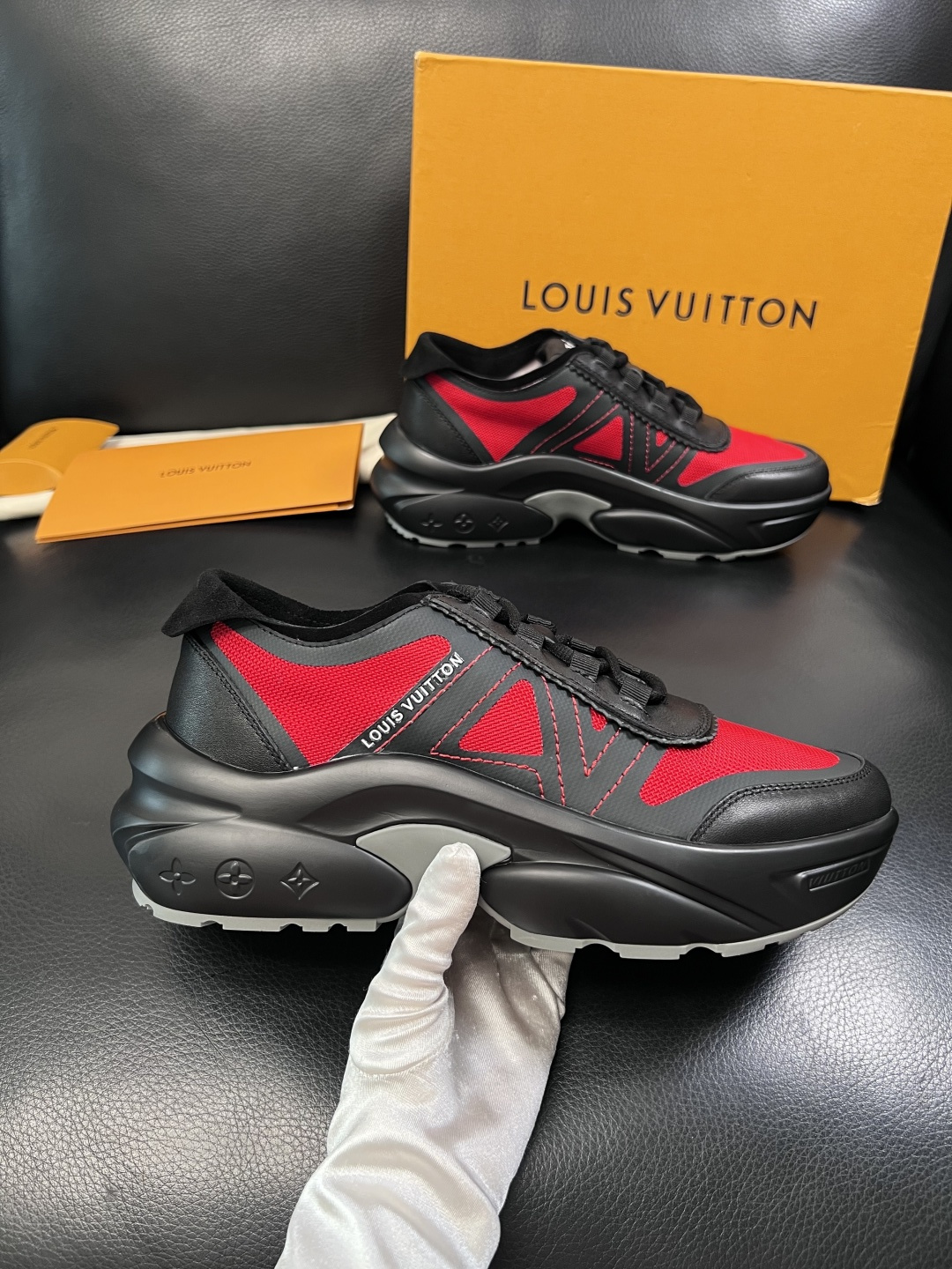 Lv  高品质  顶级工艺品  路易威登，运动板鞋专柜同步，鞋面意大利进口牛皮拼网面料，高品质拼接缤纷色