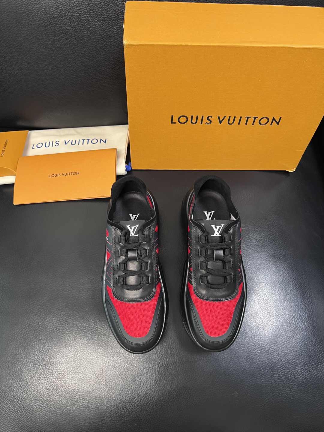 Lv  高品质  顶级工艺品  路易威登，运动板鞋专柜同步，鞋面意大利进口牛皮拼网面料，高品质拼接缤纷色