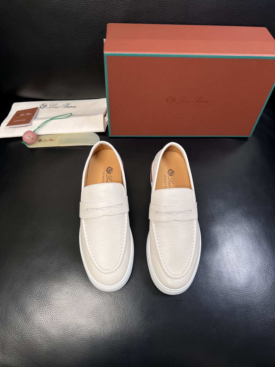 Loro Piana  高品质  顶级工艺品  诺悠翩雅  新品专柜同步原厂配置，鞋面意大利进口牛皮面料