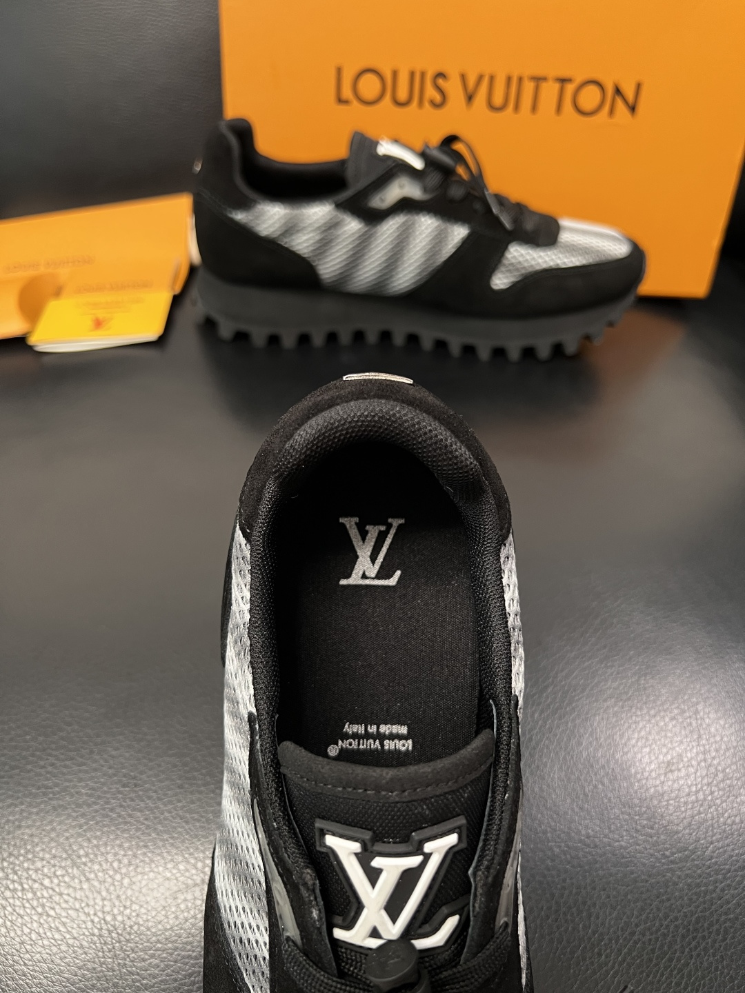 Lv  高品质  顶级工艺品  路易威登，运动板鞋专柜同步，鞋面意大利进口，高品质拼接缤纷色彩复杂工艺品