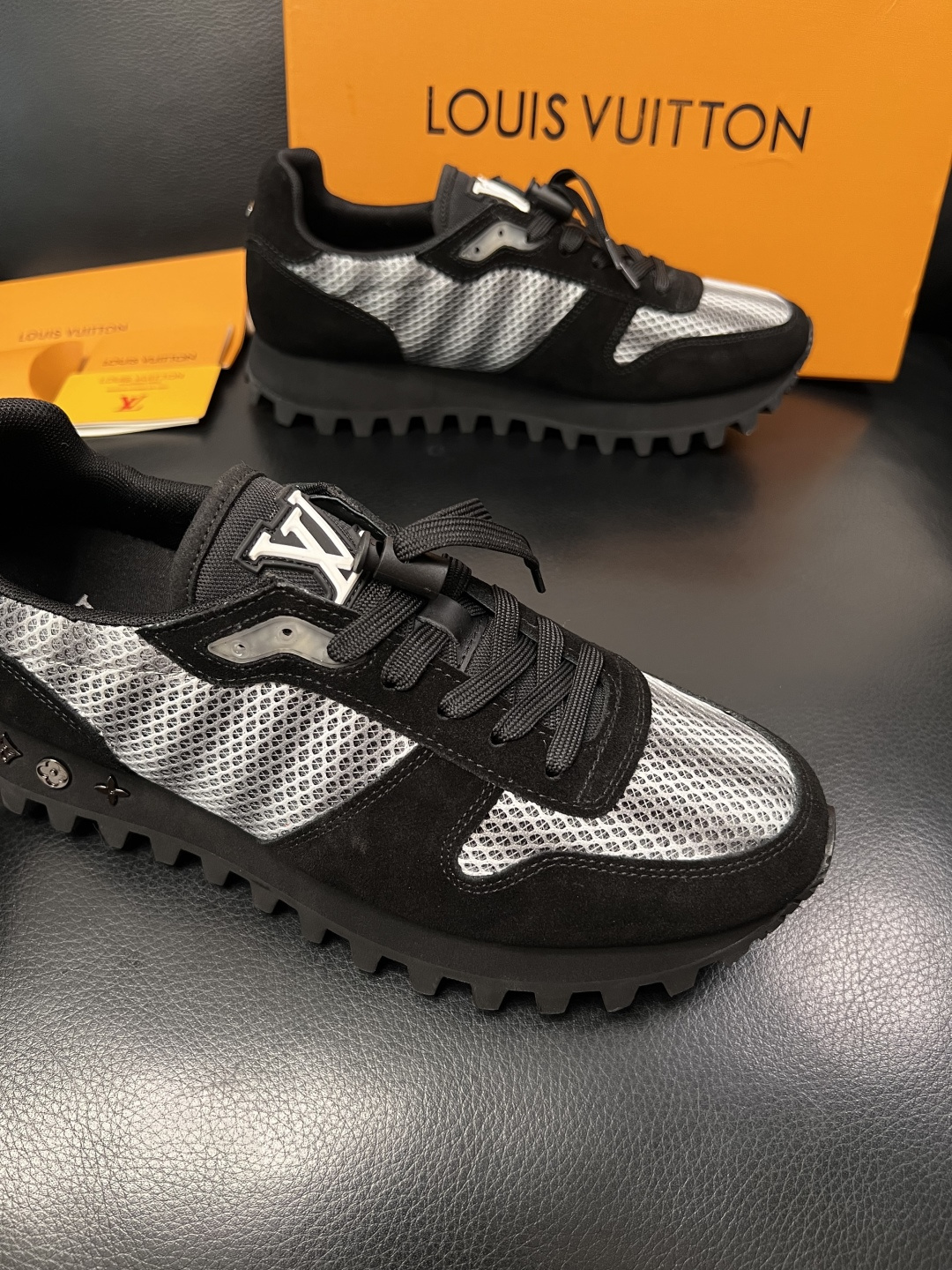 Lv  高品质  顶级工艺品  路易威登，运动板鞋专柜同步，鞋面意大利进口，高品质拼接缤纷色彩复杂工艺品