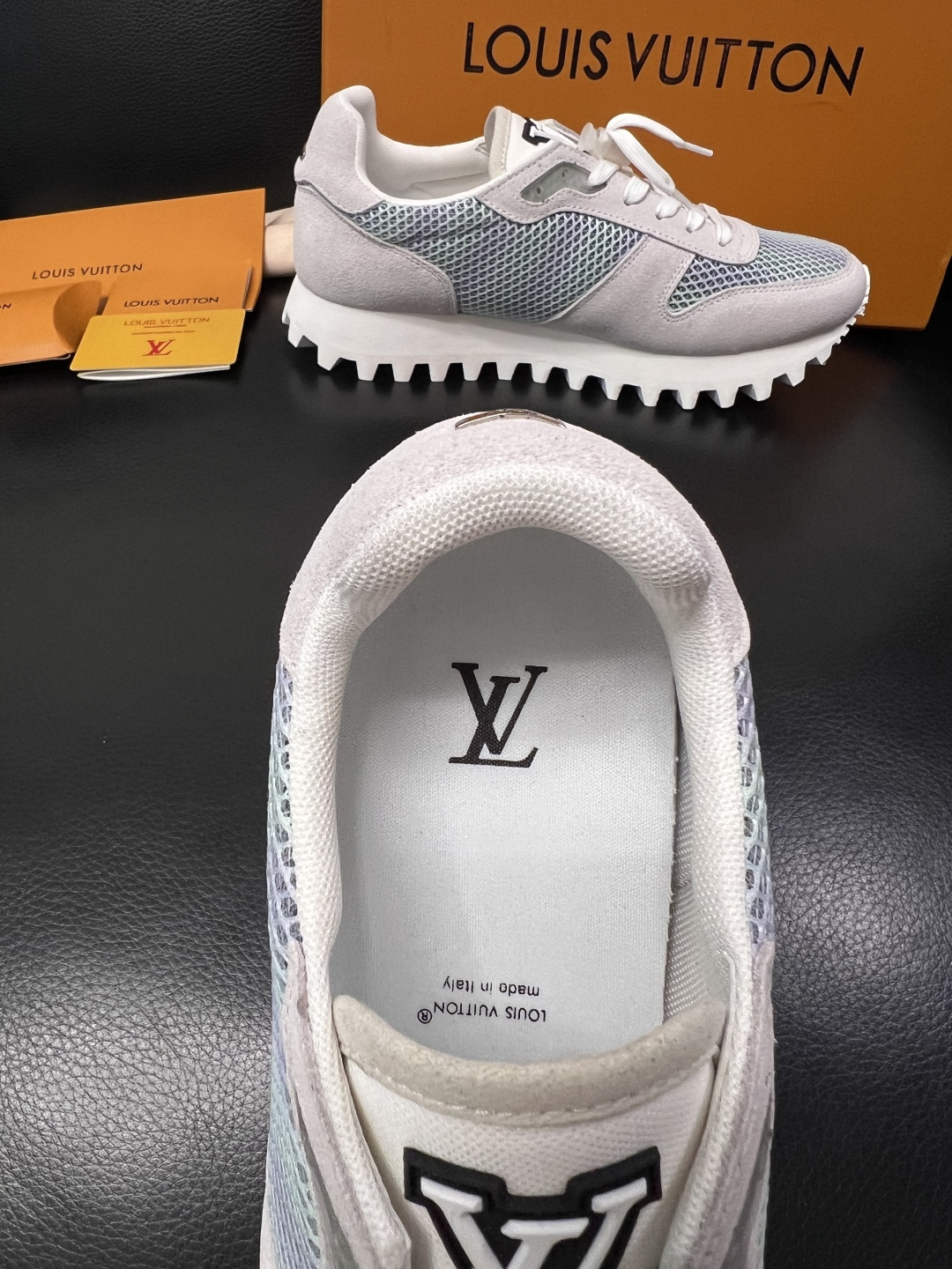 Lv  高品质  顶级工艺品  路易威登，运动板鞋专柜同步，鞋面意大利进口，高品质拼接缤纷色彩复杂工艺品