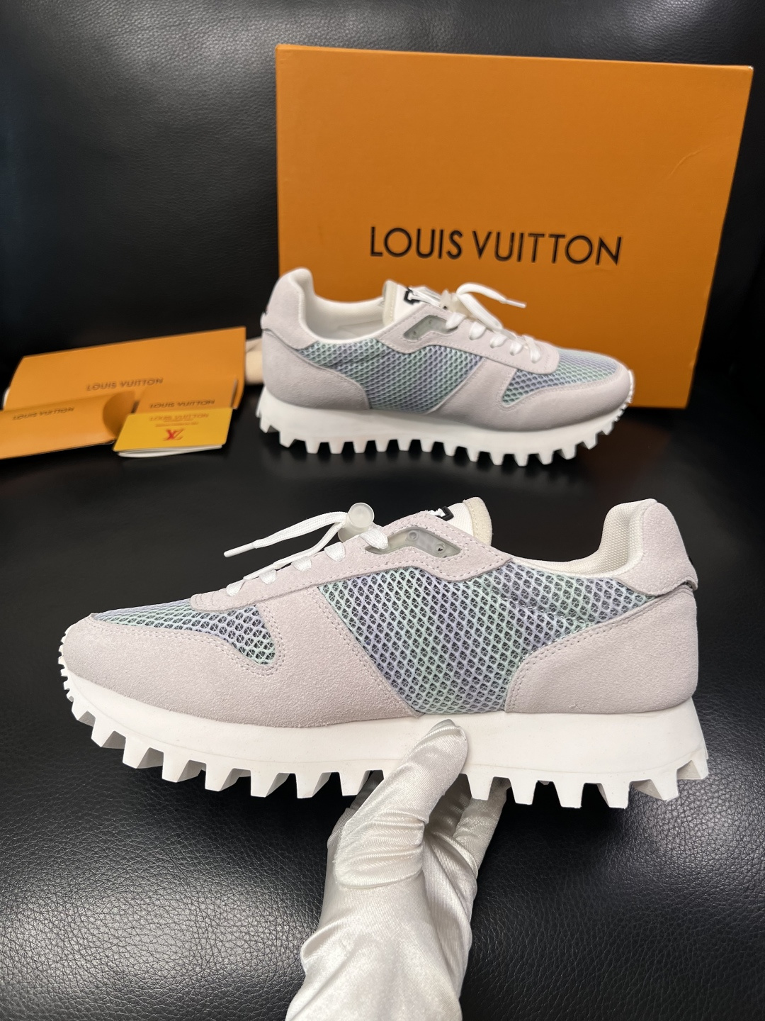 Lv  高品质  顶级工艺品  路易威登，运动板鞋专柜同步，鞋面意大利进口，高品质拼接缤纷色彩复杂工艺品