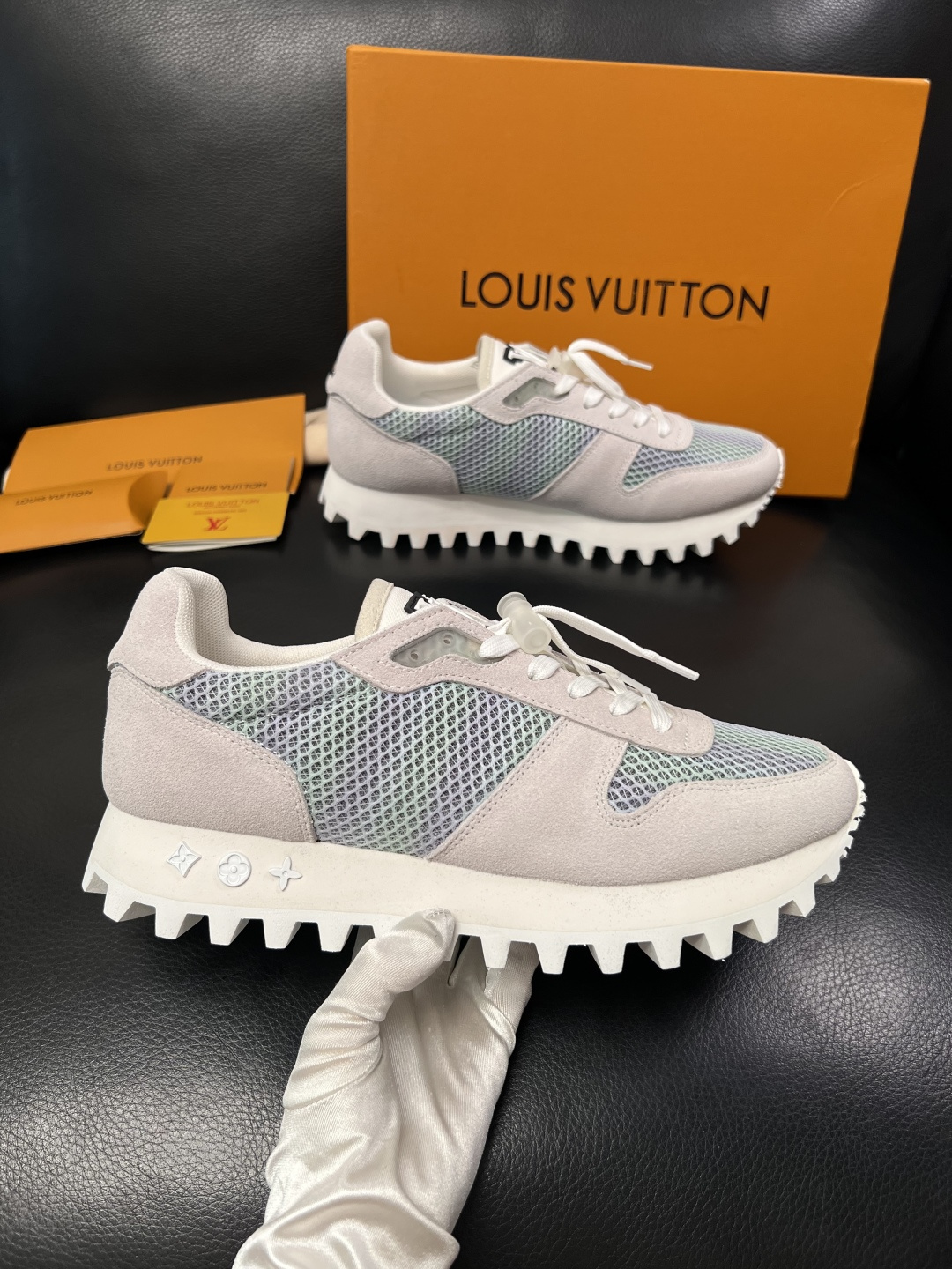Lv  高品质  顶级工艺品  路易威登，运动板鞋专柜同步，鞋面意大利进口，高品质拼接缤纷色彩复杂工艺品