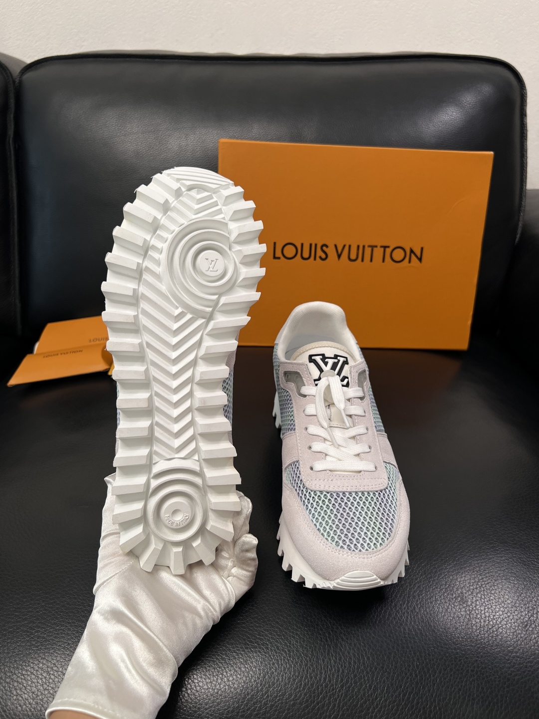 Lv  高品质  顶级工艺品  路易威登，运动板鞋专柜同步，鞋面意大利进口，高品质拼接缤纷色彩复杂工艺品