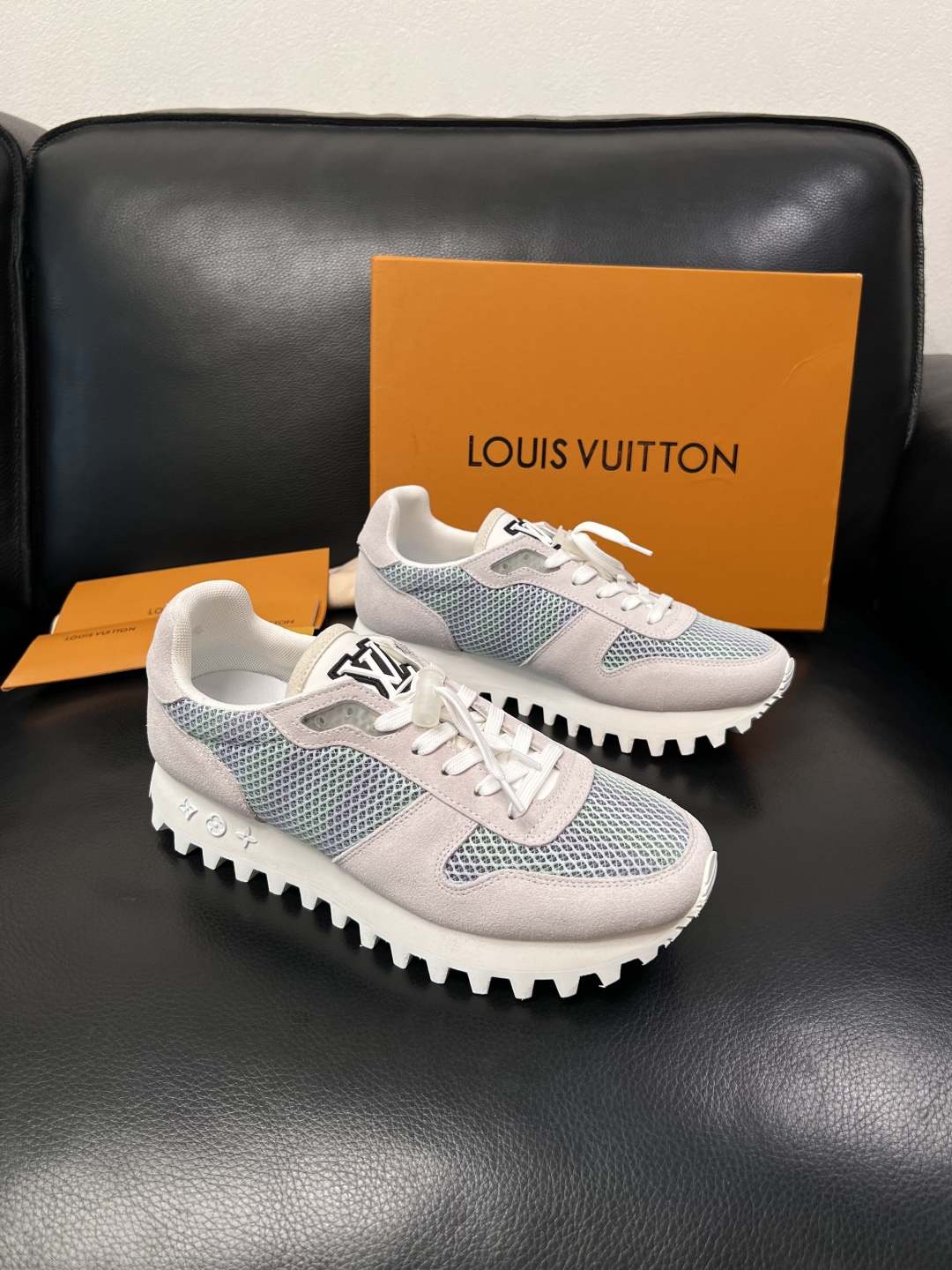 Lv  高品质  顶级工艺品  路易威登，运动板鞋专柜同步，鞋面意大利进口，高品质拼接缤纷色彩复杂工艺品