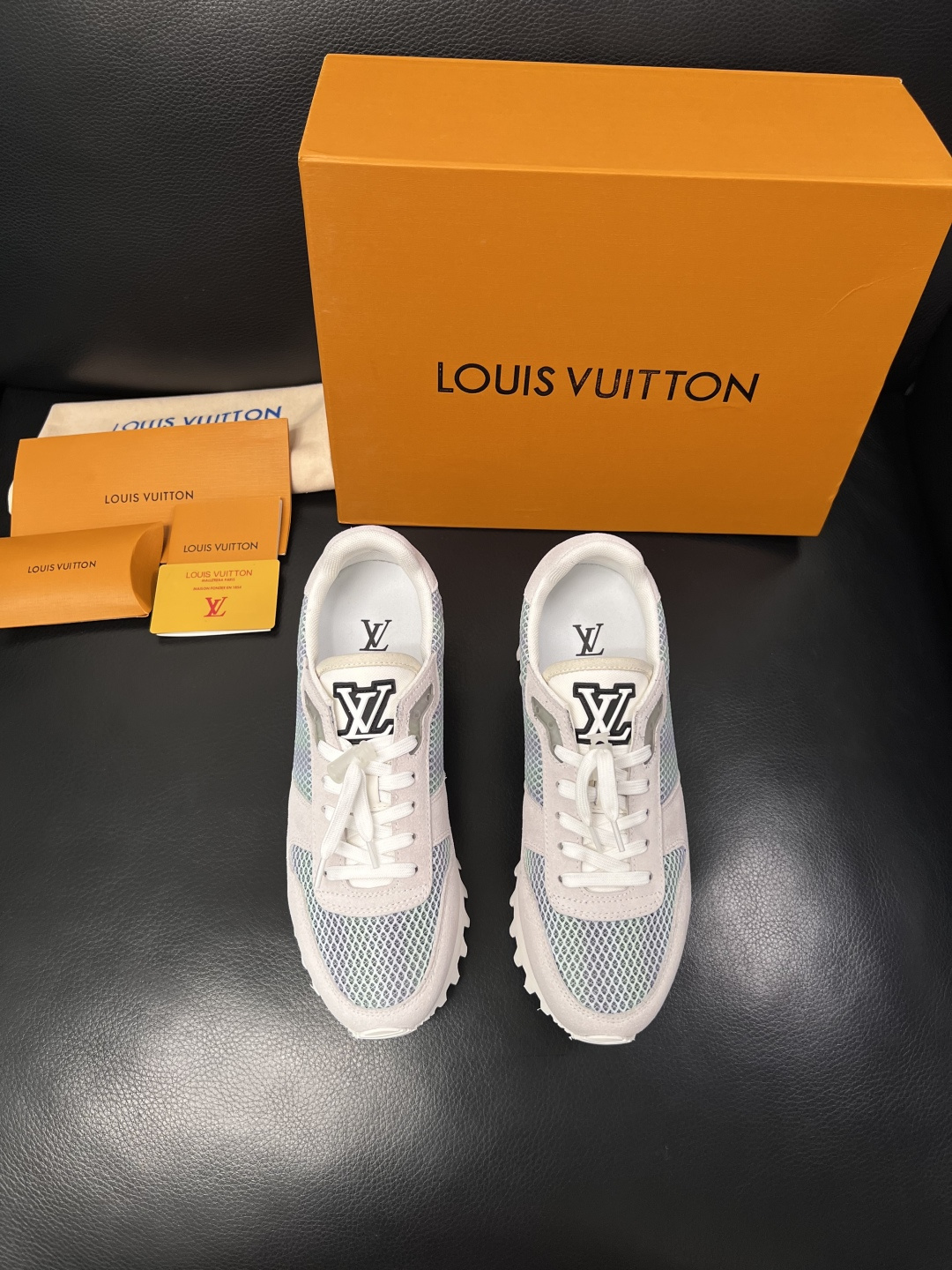 Lv  高品质  顶级工艺品  路易威登，运动板鞋专柜同步，鞋面意大利进口，高品质拼接缤纷色彩复杂工艺品