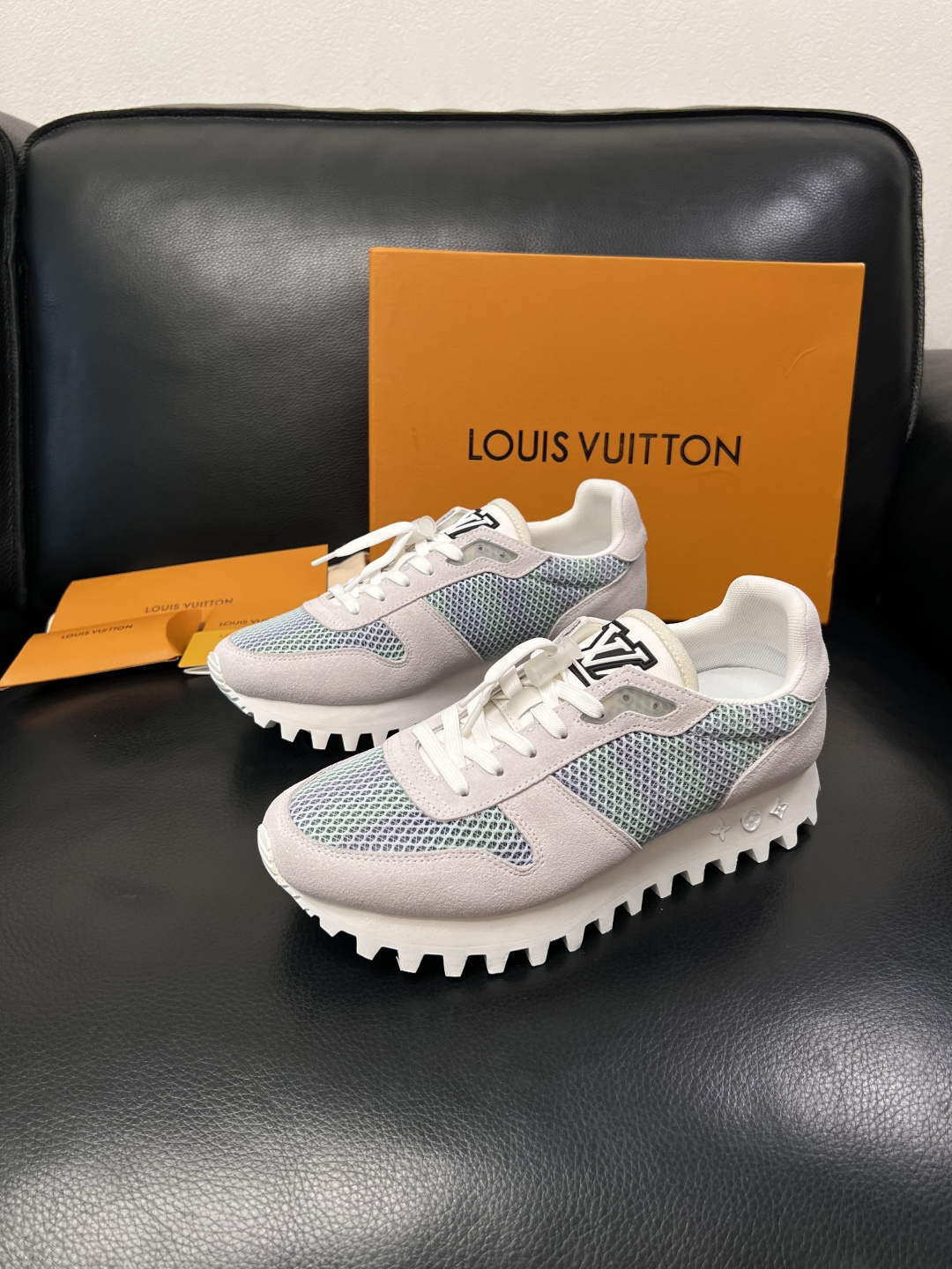 Lv  高品质  顶级工艺品  路易威登，运动板鞋专柜同步，鞋面意大利进口，高品质拼接缤纷色彩复杂工艺品