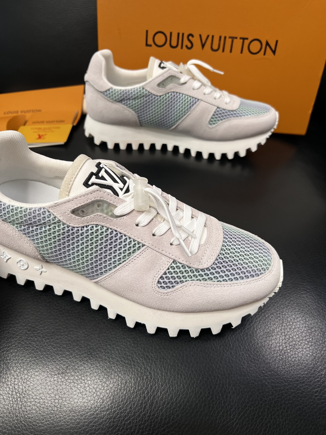 Lv  高品质  顶级工艺品  路易威登，运动板鞋专柜同步，鞋面意大利进口，高品质拼接缤纷色彩复杂工艺品