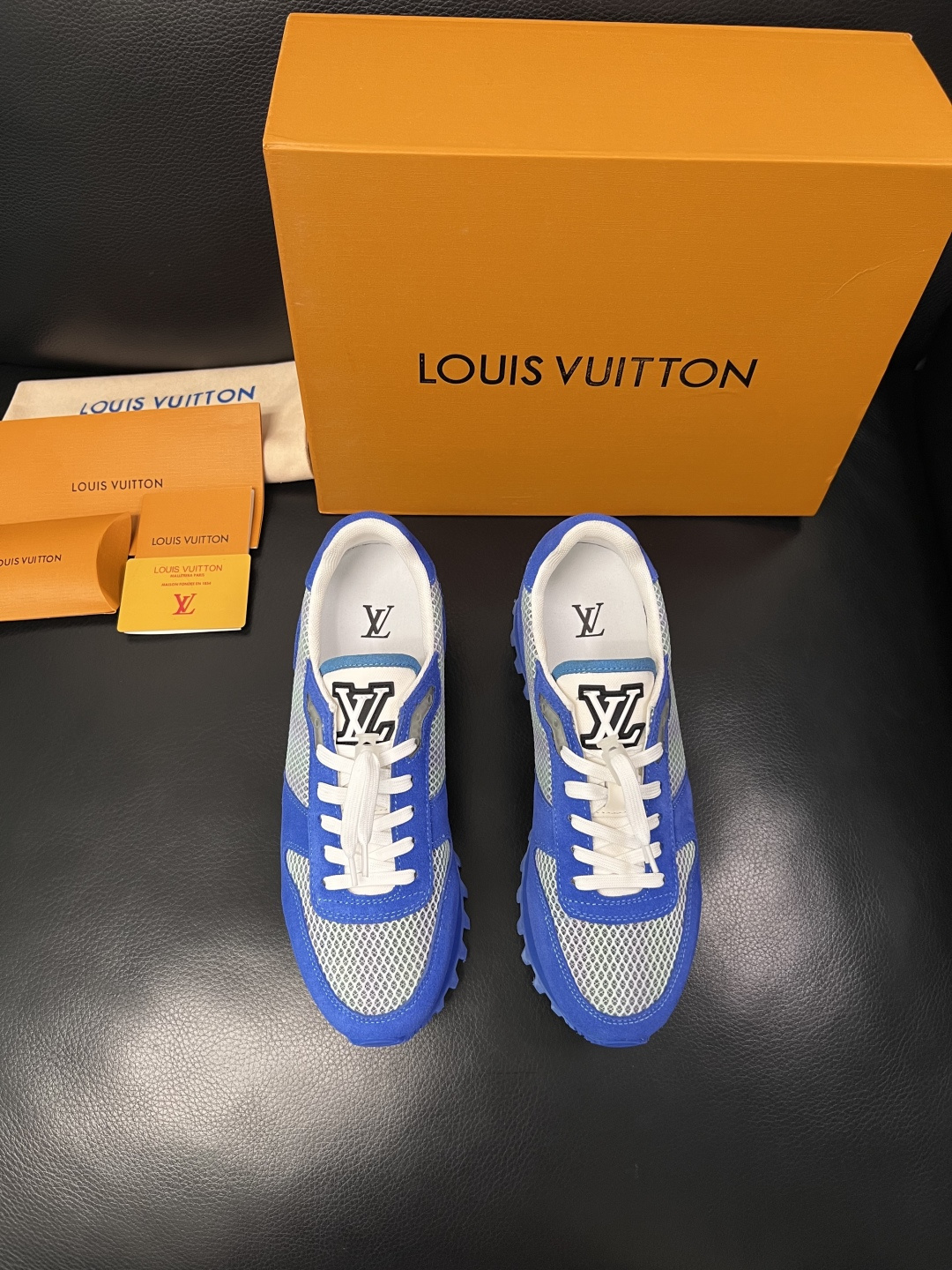 Lv  高品质  顶级工艺品  路易威登，运动板鞋专柜同步，鞋面意大利进口，高品质拼接缤纷色彩复杂工艺品