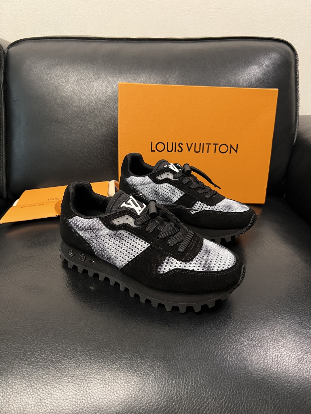 Lv  高品质  顶级工艺品  路易威登，运动板鞋专柜同步，鞋面意大利进口，高品质拼接缤纷色彩复杂工艺品
