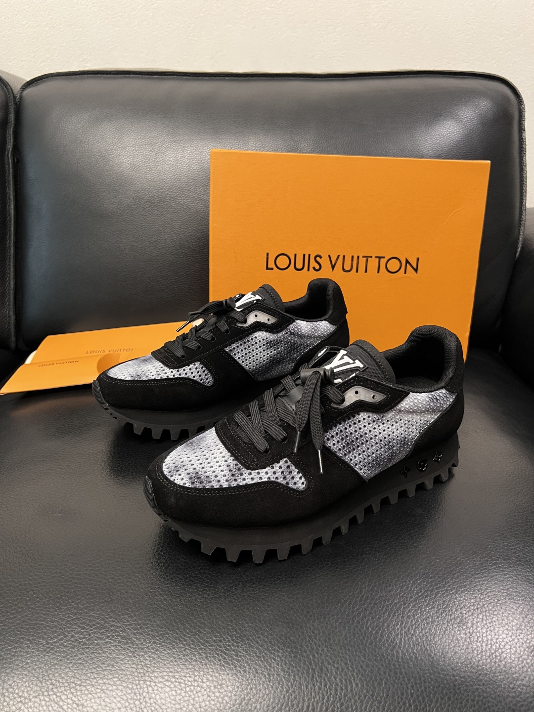 Lv  高品质  顶级工艺品  路易威登，运动板鞋专柜同步，鞋面意大利进口，高品质拼接缤纷色彩复杂工艺品