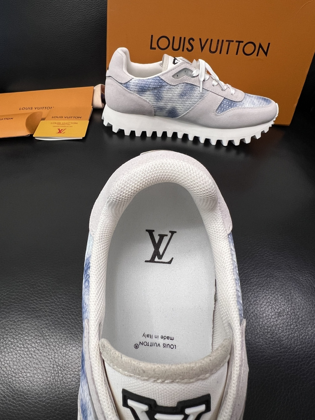 Lv  高品质  顶级工艺品  路易威登，运动板鞋专柜同步，鞋面意大利进口，高品质拼接缤纷色彩复杂工艺品