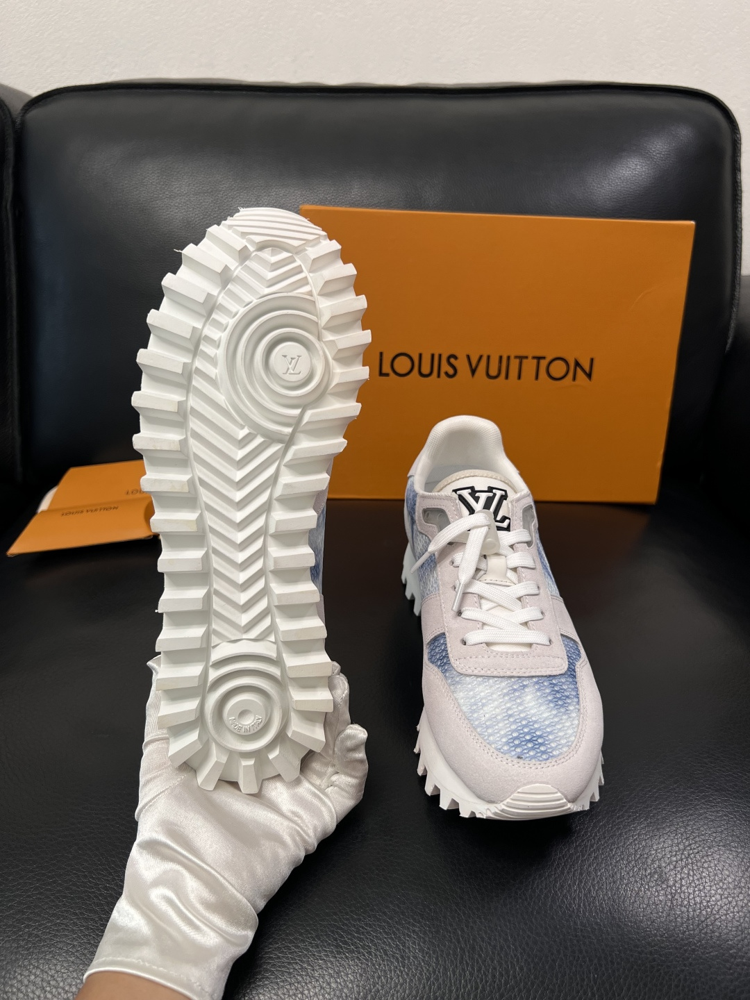 Lv  高品质  顶级工艺品  路易威登，运动板鞋专柜同步，鞋面意大利进口，高品质拼接缤纷色彩复杂工艺品