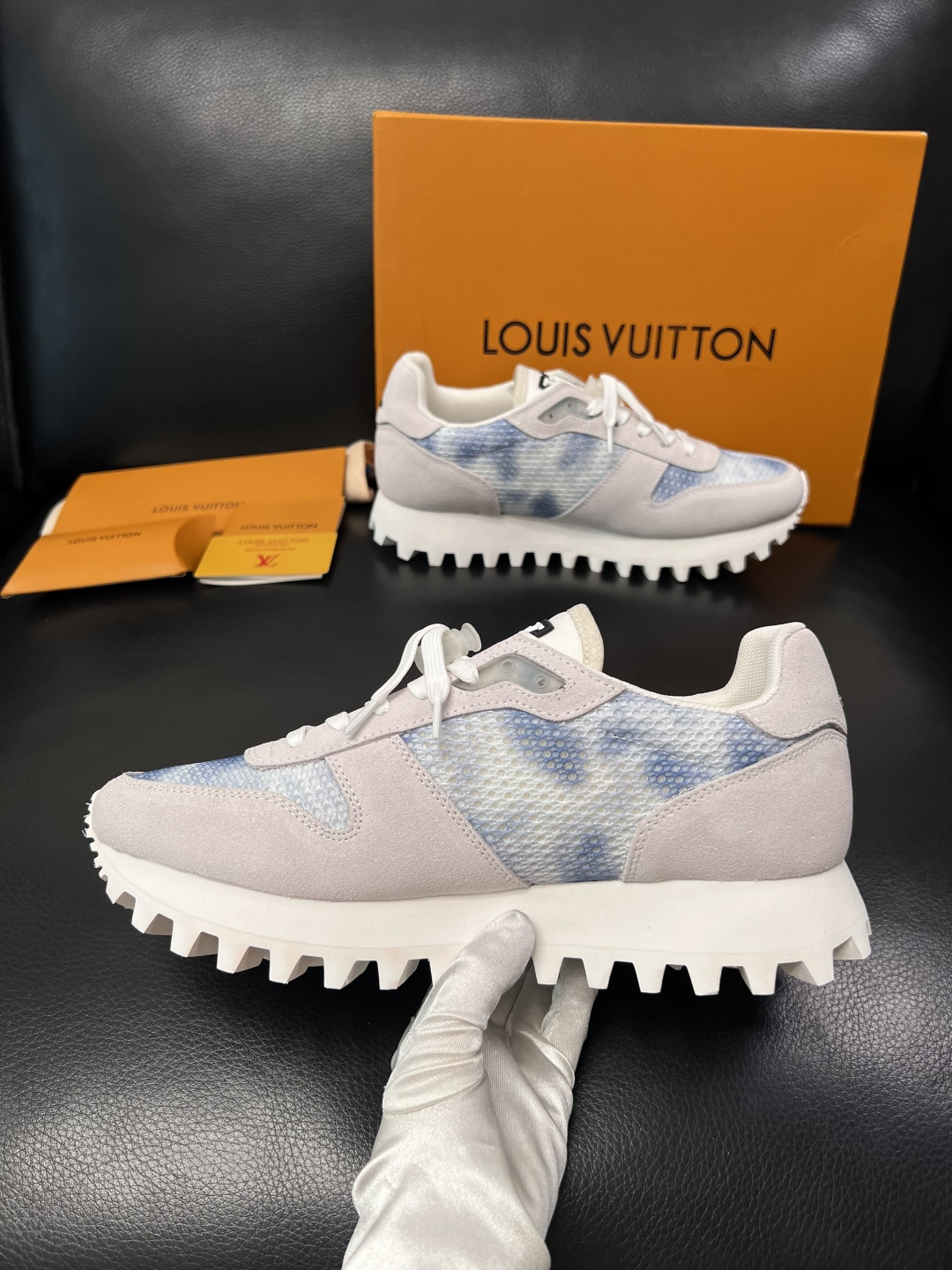 Lv  高品质  顶级工艺品  路易威登，运动板鞋专柜同步，鞋面意大利进口，高品质拼接缤纷色彩复杂工艺品
