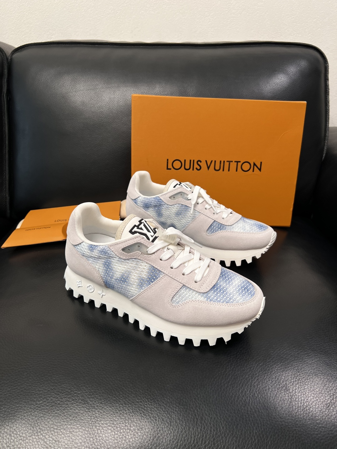 Lv  高品质  顶级工艺品  路易威登，运动板鞋专柜同步，鞋面意大利进口，高品质拼接缤纷色彩复杂工艺品