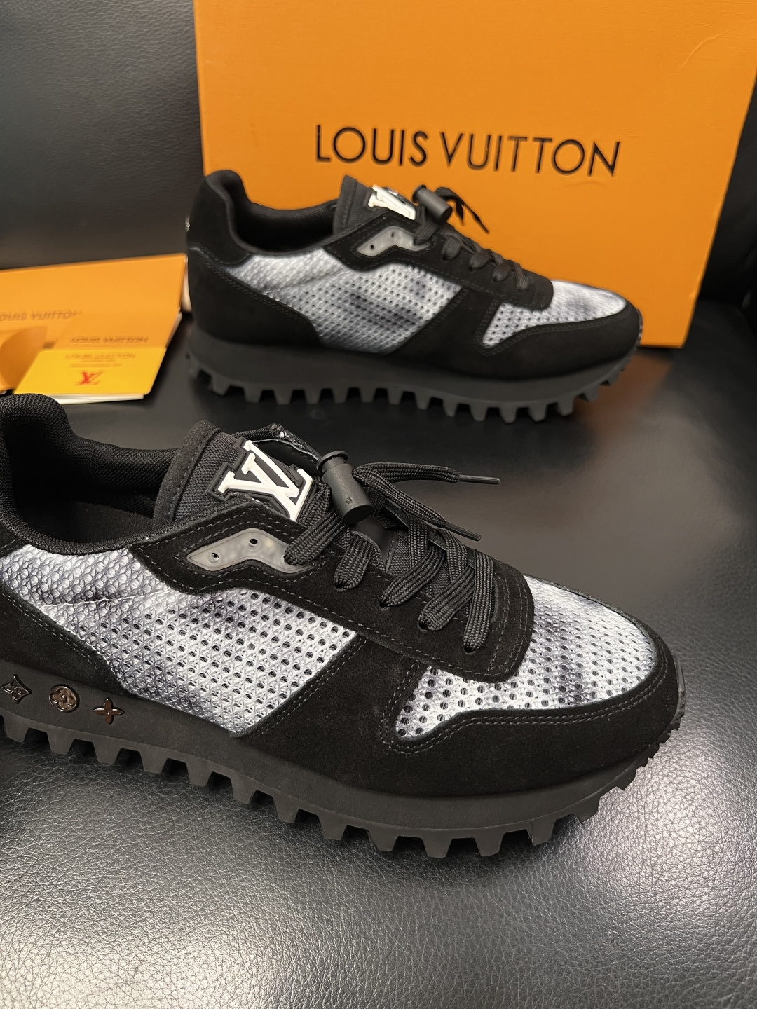 Lv  高品质  顶级工艺品  路易威登，运动板鞋专柜同步，鞋面意大利进口，高品质拼接缤纷色彩复杂工艺品