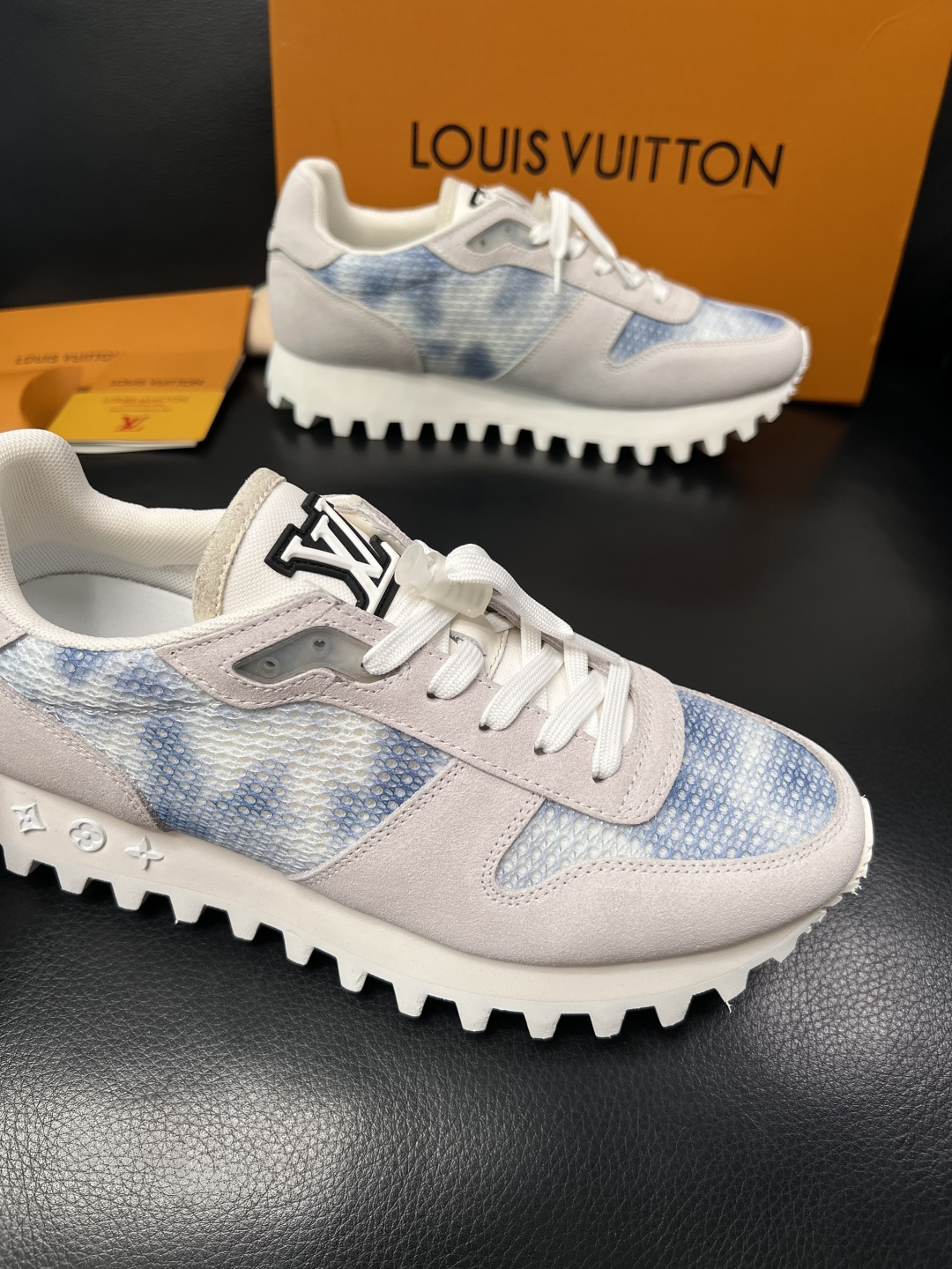 Lv  高品质  顶级工艺品  路易威登，运动板鞋专柜同步，鞋面意大利进口，高品质拼接缤纷色彩复杂工艺品