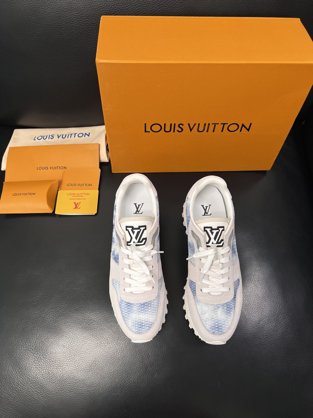 Lv  高品质  顶级工艺品  路易威登，运动板鞋专柜同步，鞋面意大利进口，高品质拼接缤纷色彩复杂工艺品