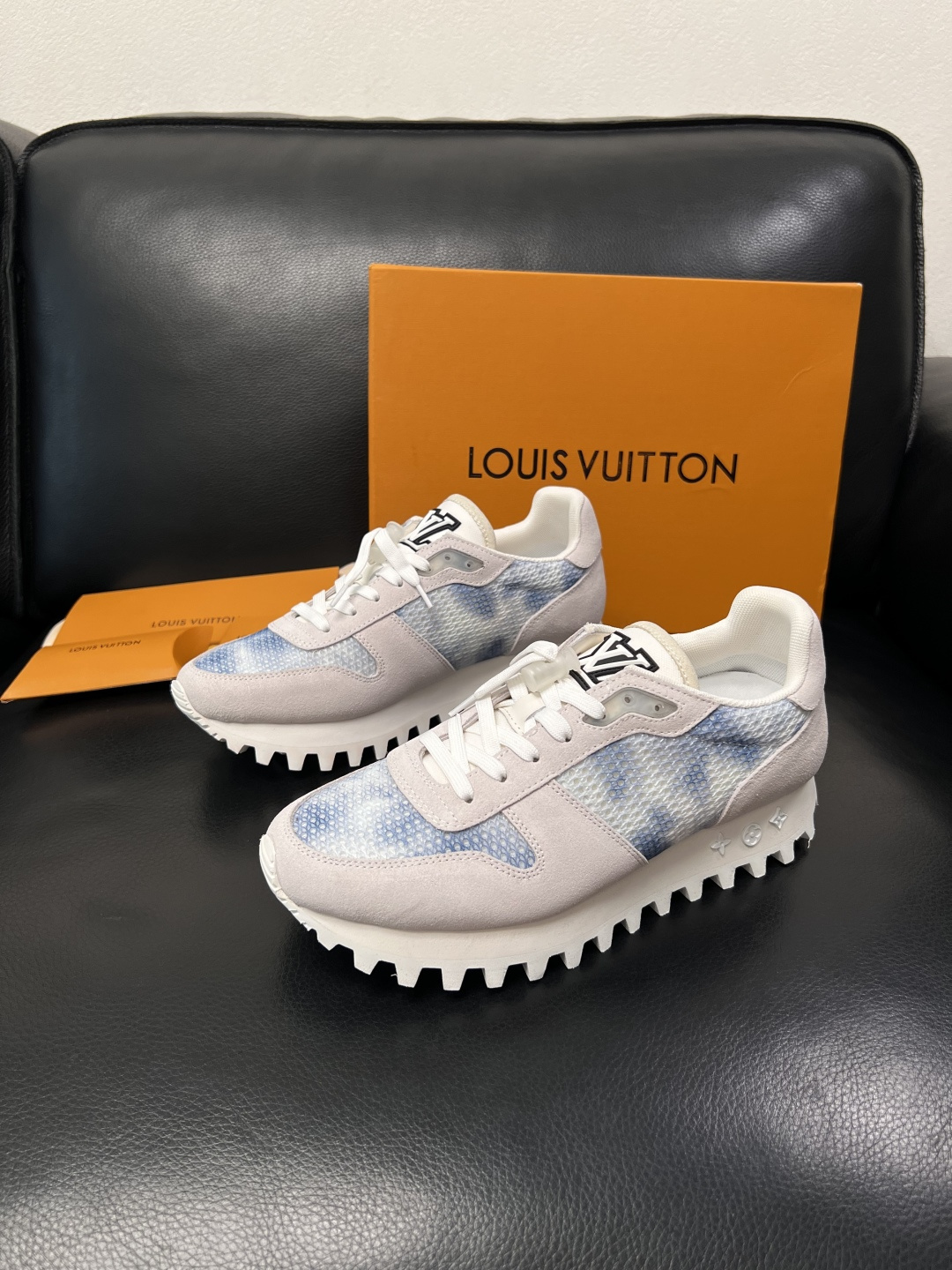 Lv  高品质  顶级工艺品  路易威登，运动板鞋专柜同步，鞋面意大利进口，高品质拼接缤纷色彩复杂工艺品