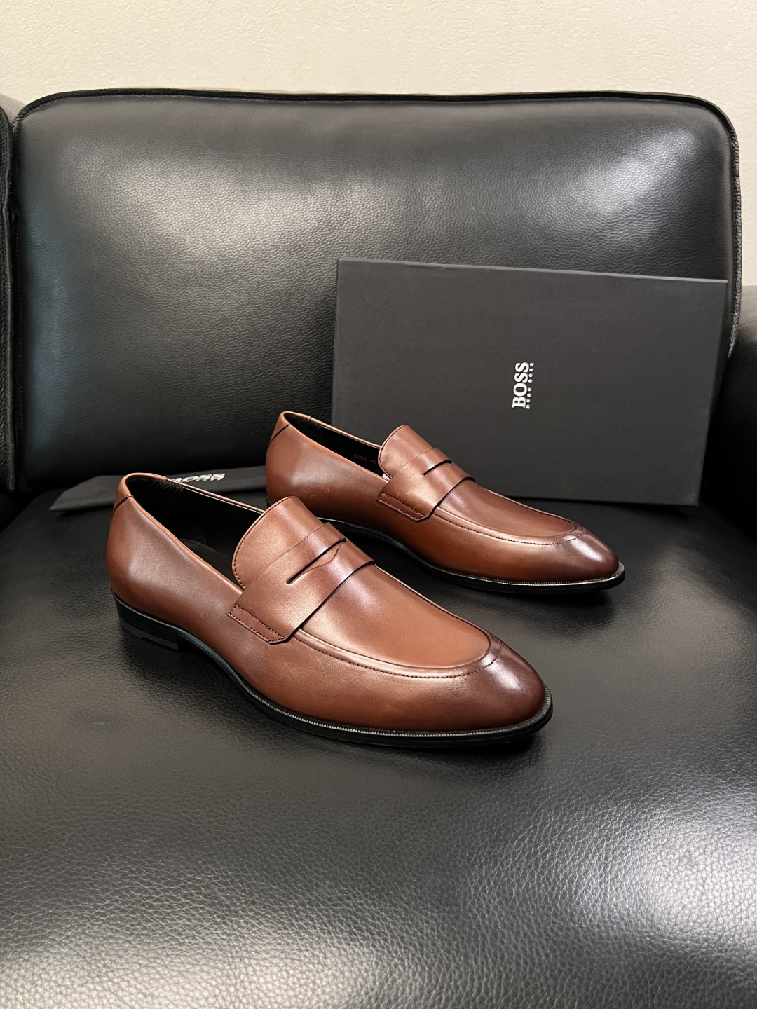 NO:851084,BOSS high-quality top crafts BOSS leather shoe series counters are equipped with original factory configurations, cowhide fabric lining imported from Italy, high-quality splicing and complex craftsmanship, breathable and comfortable. The soles are specially provided by the original factory and are super comfortable. Original factory and single goods, welcome to compare, code number 39-44 (customized 45 46),,cowhide19860909BOSS 高品质 顶级工艺品 博斯 皮鞋系列专柜同步原厂配置,意大利进口牛皮面料牛内里垫,高品质拼接复杂工艺,透气舒适 鞋底原厂特供原版底超级舒适,原厂跟单货,欢迎对比,码数 39-44(订做 45 46 ),,cowhide,Men's shoes