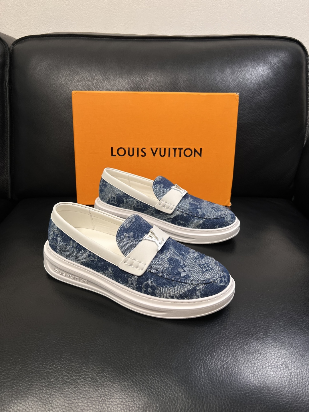 Lv  高品质  顶级工艺品  路易威登，运动板鞋专柜同步，鞋面意大利进口，高品质拼接缤纷色彩复杂工艺品