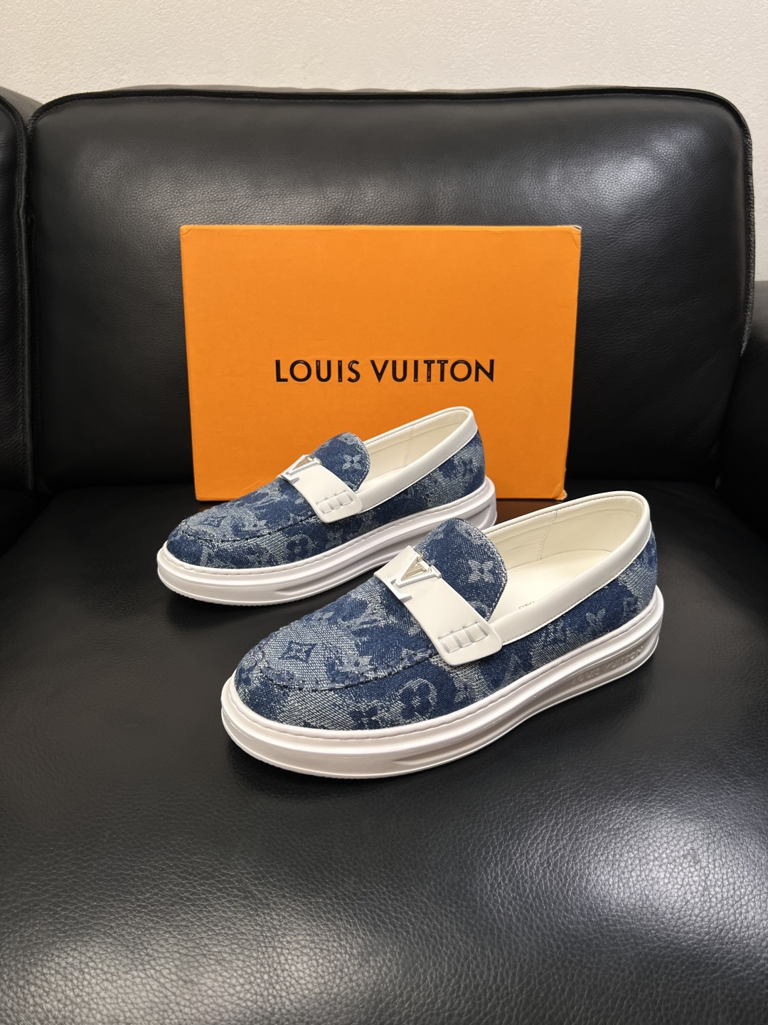 Lv  高品质  顶级工艺品  路易威登，运动板鞋专柜同步，鞋面意大利进口，高品质拼接缤纷色彩复杂工艺品