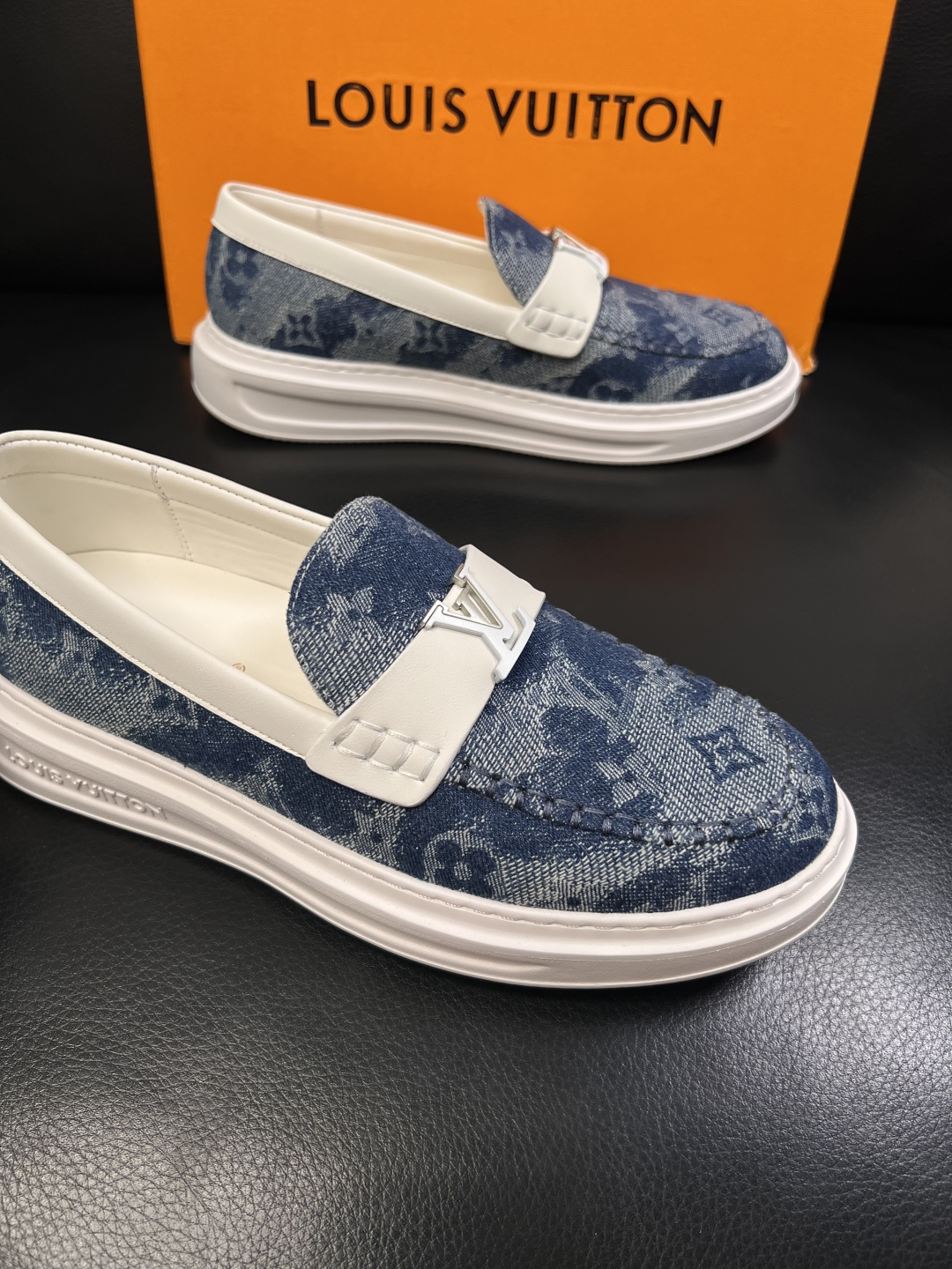 Lv  高品质  顶级工艺品  路易威登，运动板鞋专柜同步，鞋面意大利进口，高品质拼接缤纷色彩复杂工艺品