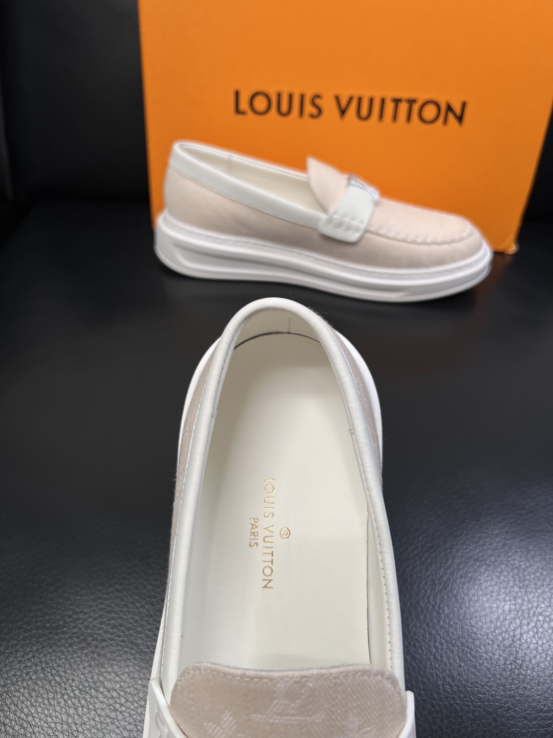 Lv  高品质  顶级工艺品  路易威登，运动板鞋专柜同步，鞋面意大利进口，高品质拼接缤纷色彩复杂工艺品