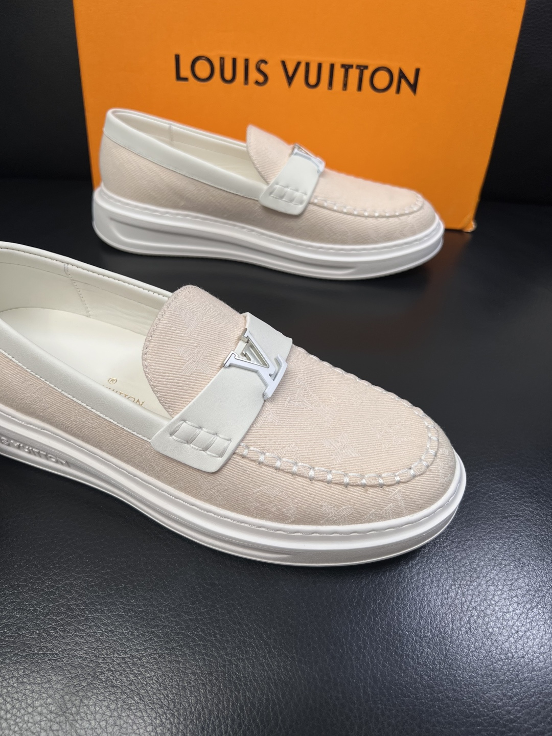 Lv  高品质  顶级工艺品  路易威登，运动板鞋专柜同步，鞋面意大利进口，高品质拼接缤纷色彩复杂工艺品