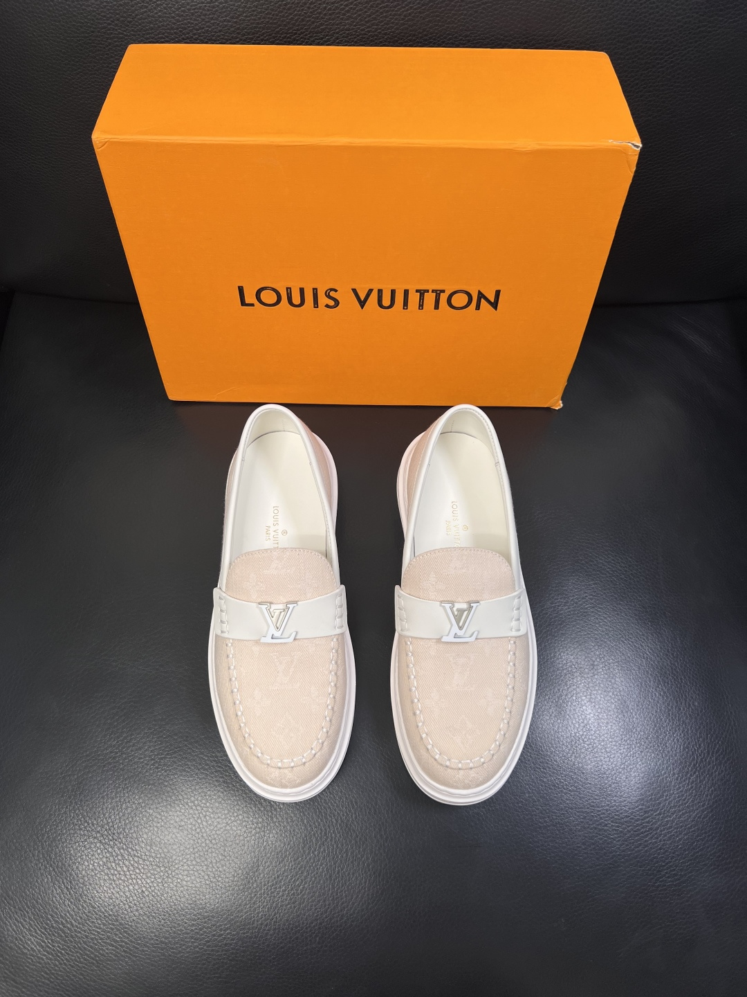 Lv  高品质  顶级工艺品  路易威登，运动板鞋专柜同步，鞋面意大利进口，高品质拼接缤纷色彩复杂工艺品