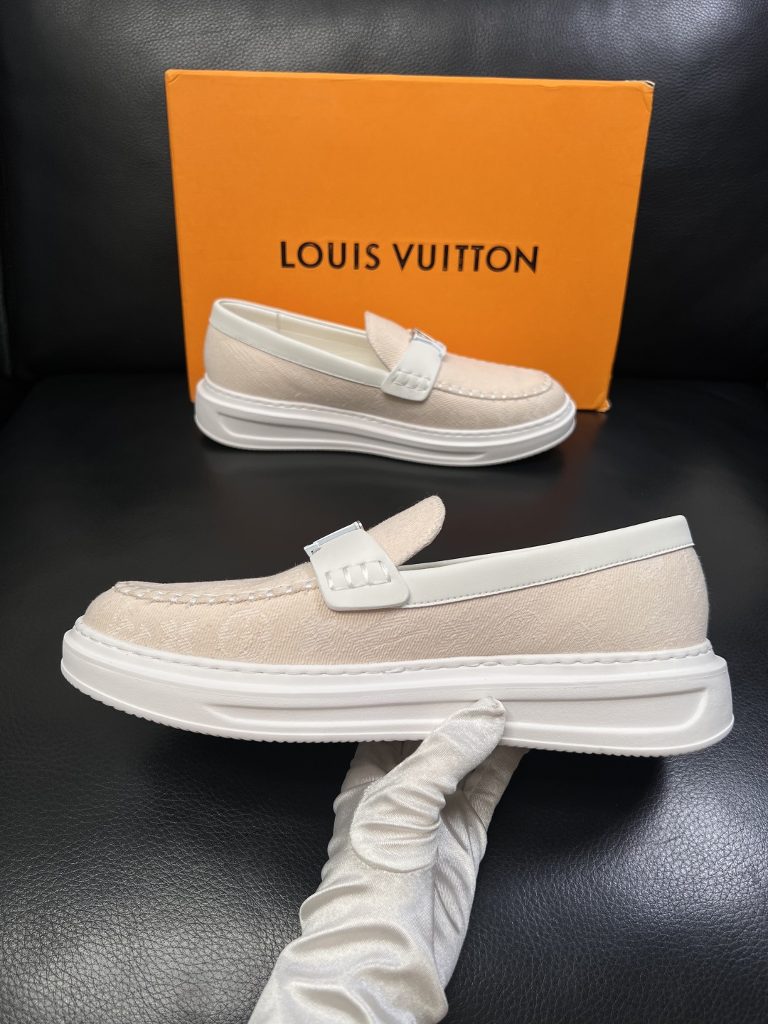 Lv  高品质  顶级工艺品  路易威登，运动板鞋专柜同步，鞋面意大利进口，高品质拼接缤纷色彩复杂工艺品