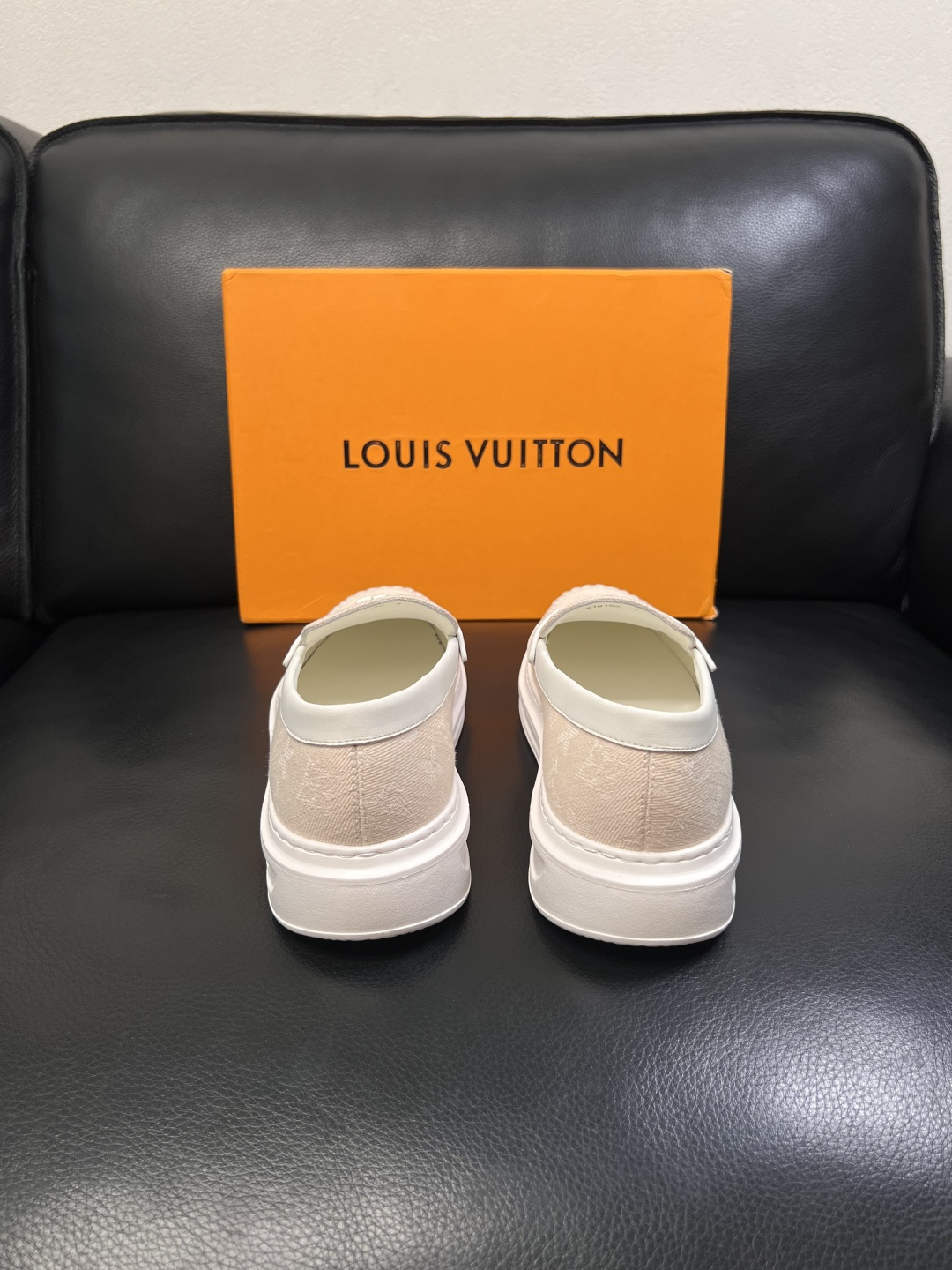 Lv  高品质  顶级工艺品  路易威登，运动板鞋专柜同步，鞋面意大利进口，高品质拼接缤纷色彩复杂工艺品